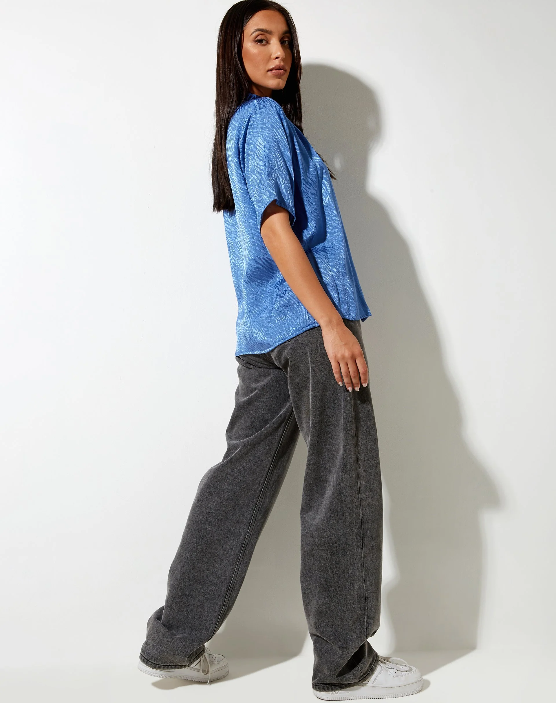 Nikra Shirt in Satin Zebra Blau Haube - Image 4