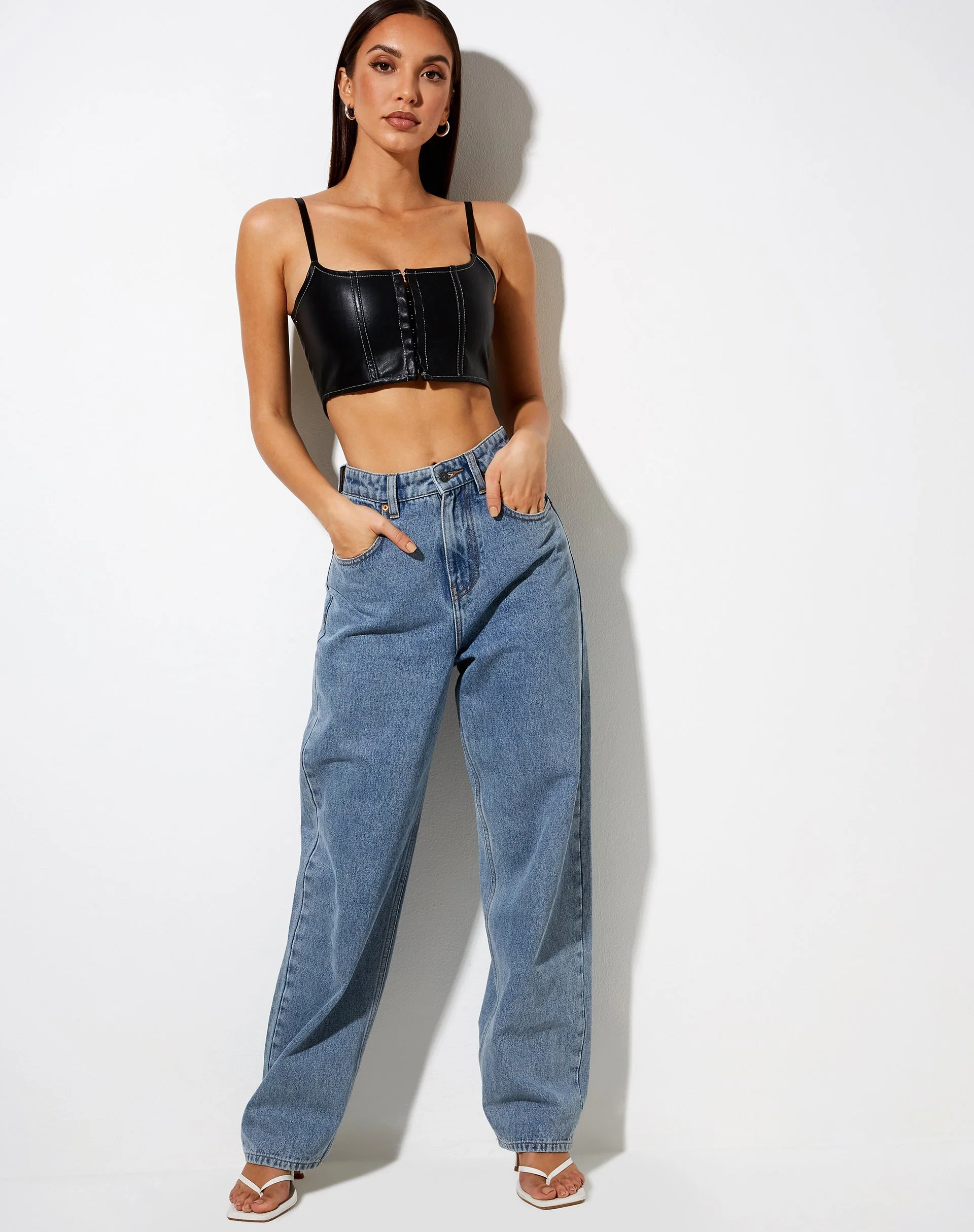Nindy Crop Top in PU Schwarz mit weißer Naht - Image 4