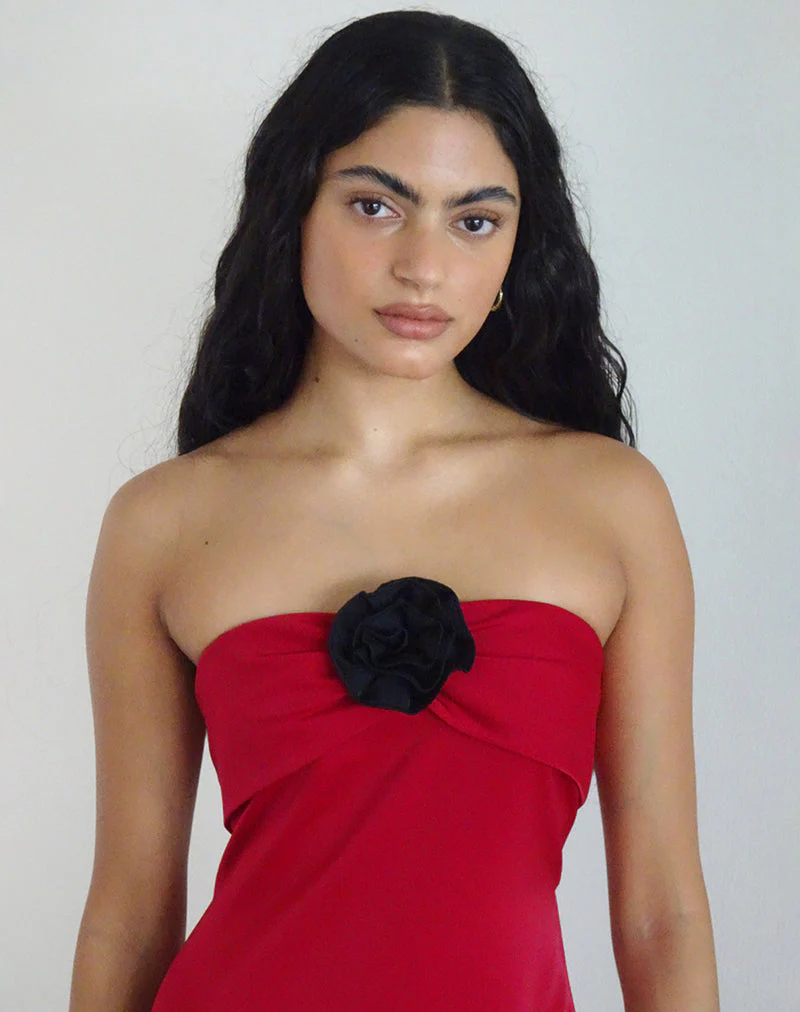 Ninivala Kleid in Rot mit schwarzer Rosette - Image 2
