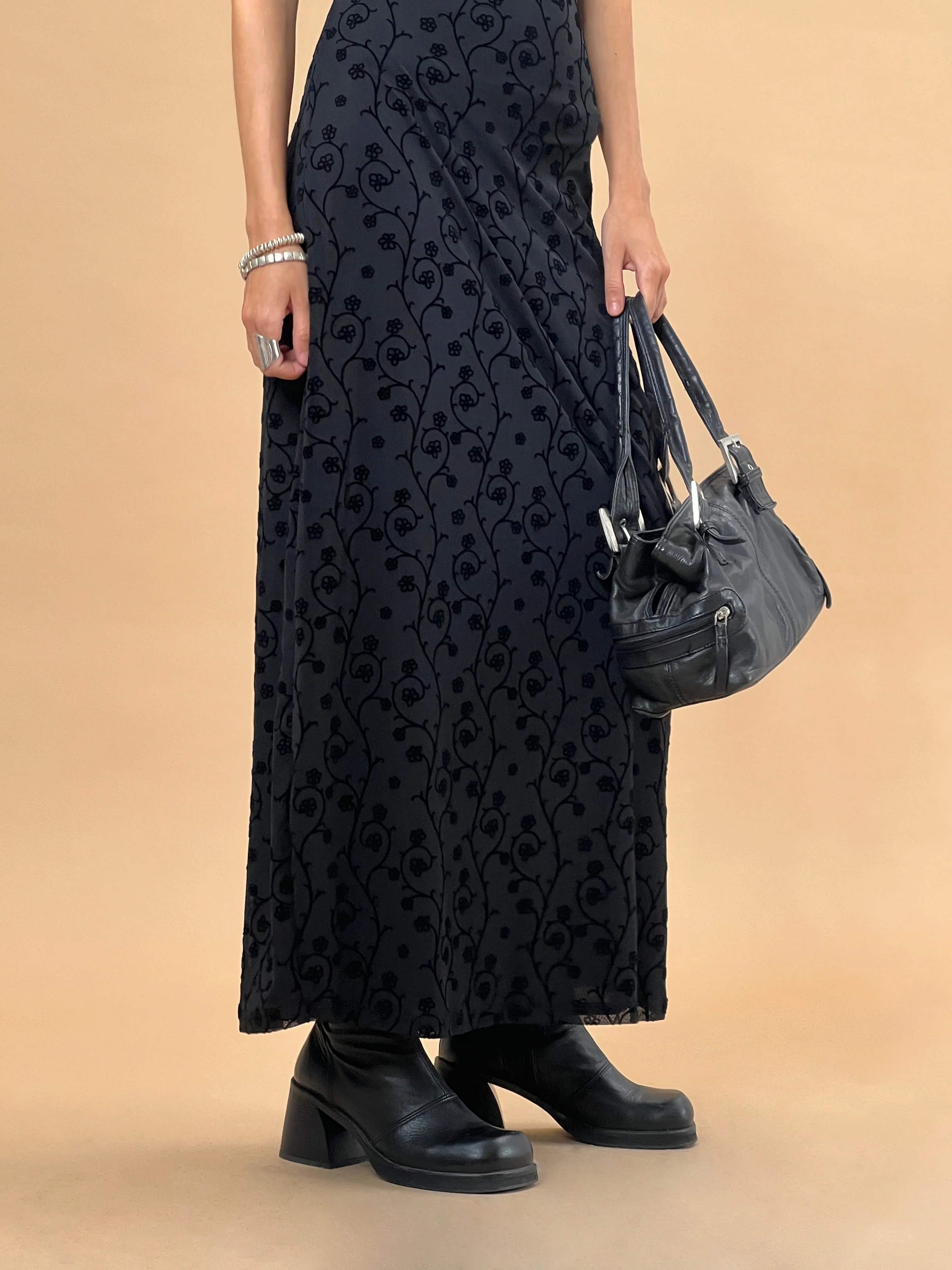 Nodu Maxikleid in Schwarz mit zierlichem Blumenflaum - Image 2