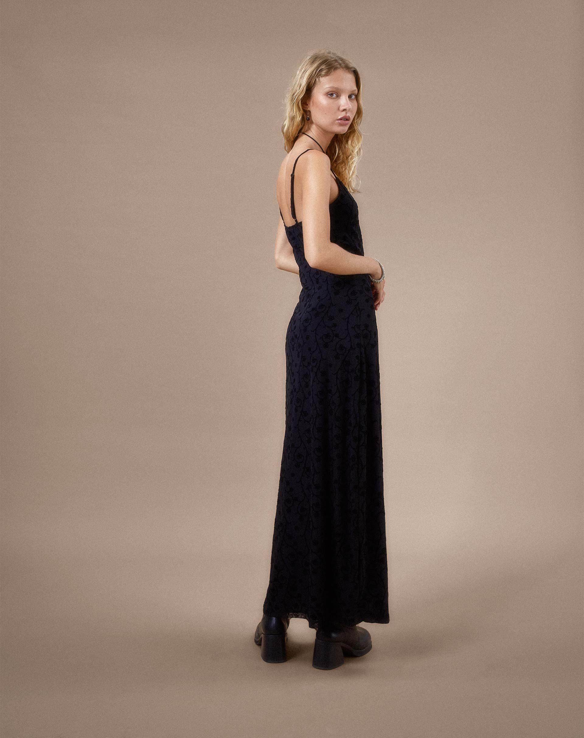 Nodu Maxikleid in Schwarz mit zierlichem Blumenflaum - Image 5