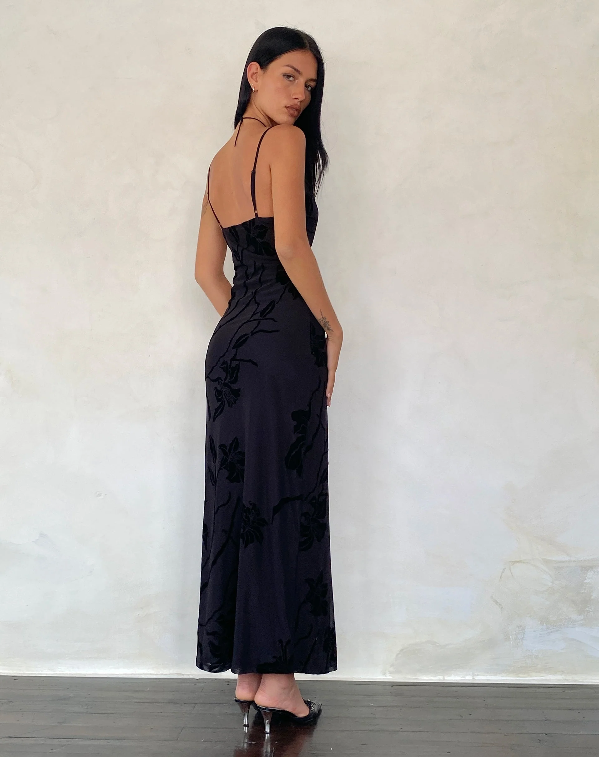 Nodu Maxikleid in Orchideenflocke Schwarz - Image 3