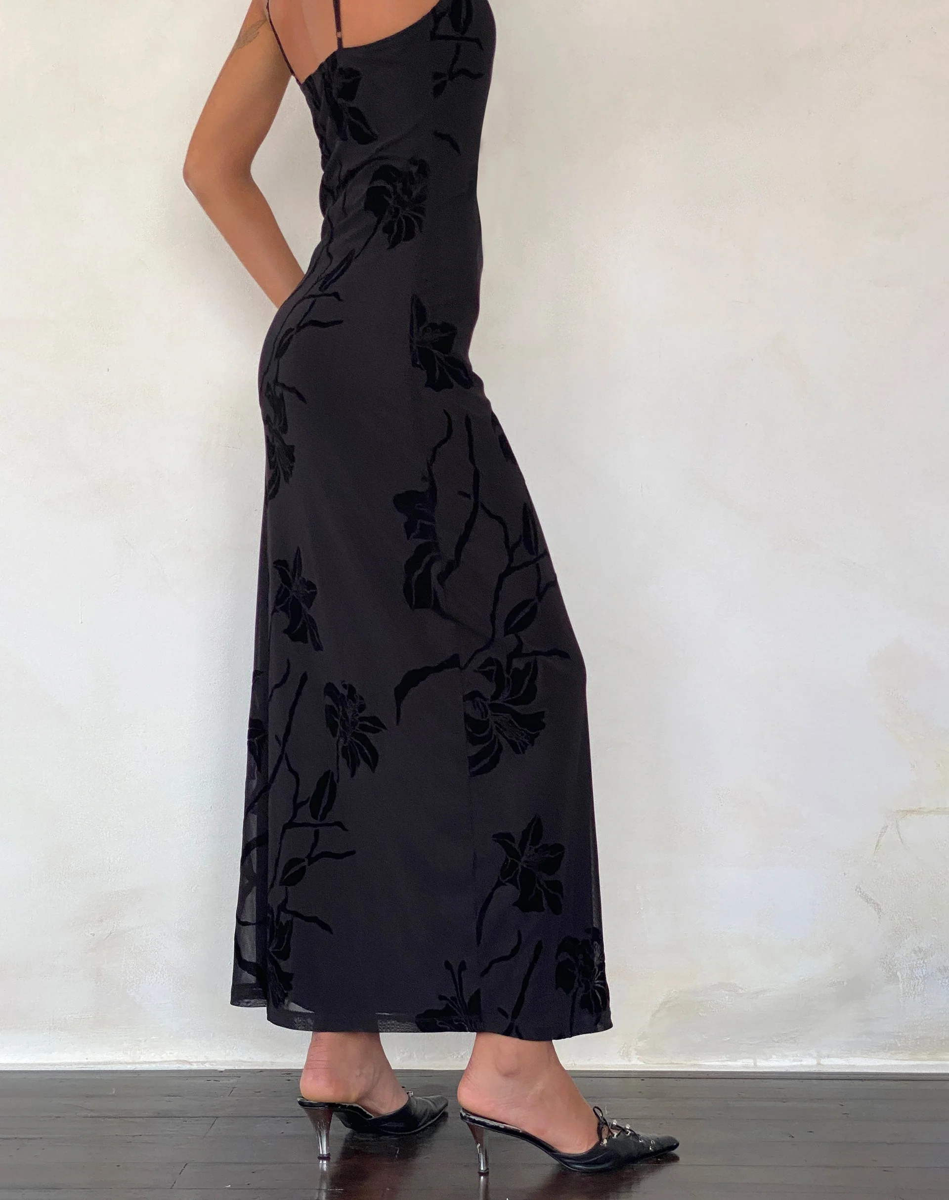 Nodu Maxikleid in Orchideenflocke Schwarz - Image 4