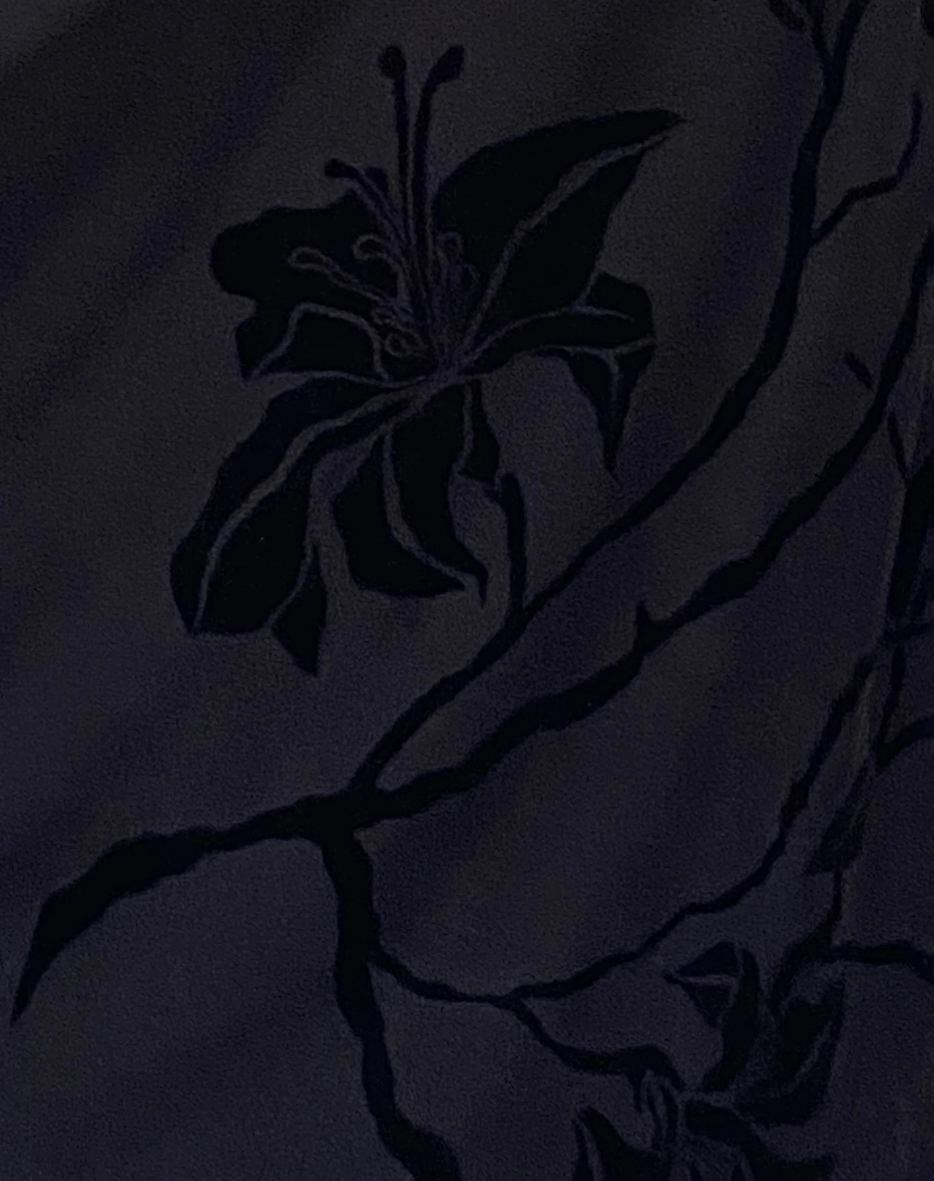 Nodu Maxikleid in Orchideenflocke Schwarz - Image 5