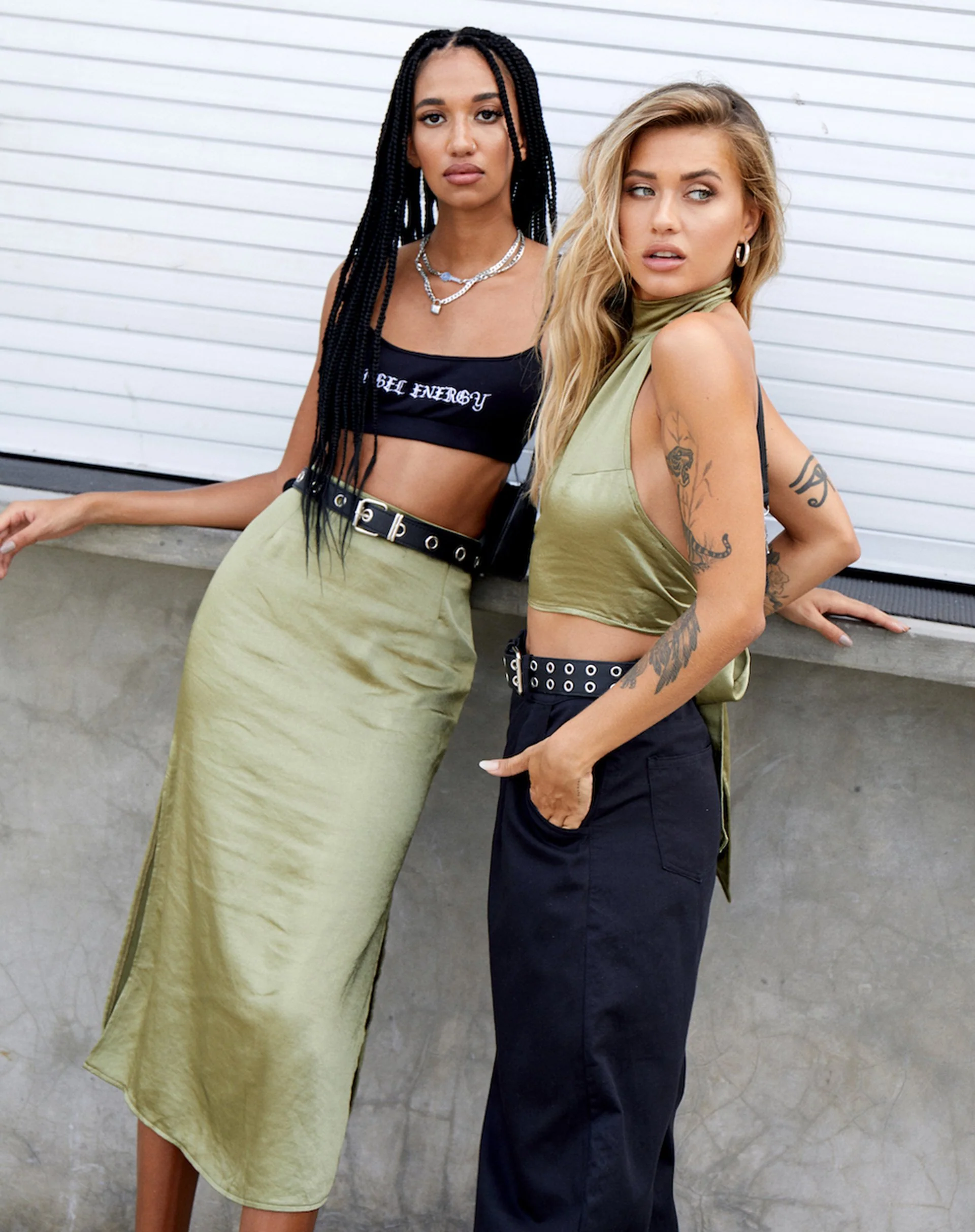 Noela Crop Top aus Satin Olive - Image 2
