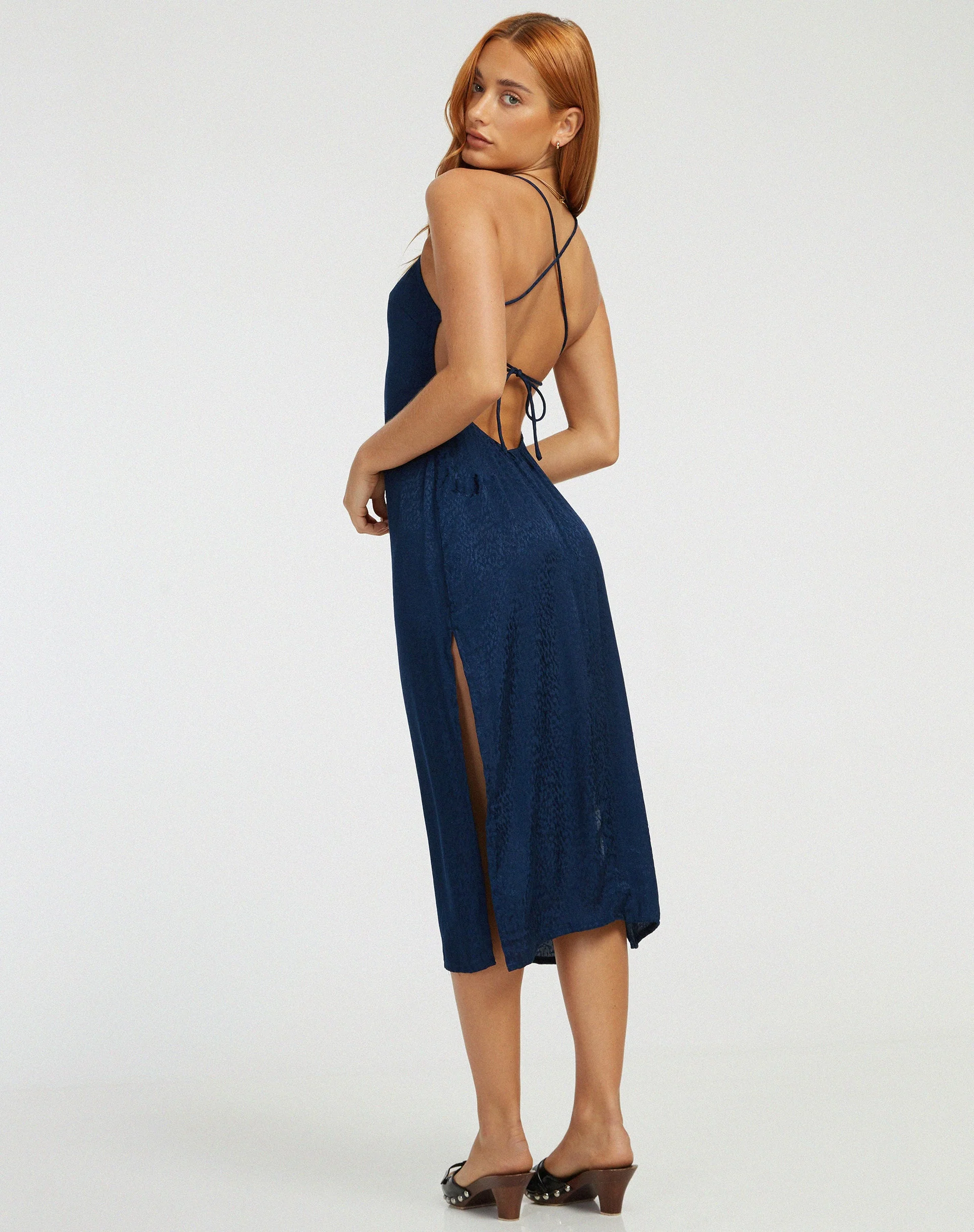 Nosita Midikleid aus Satin Cheetah Navy - Image 4