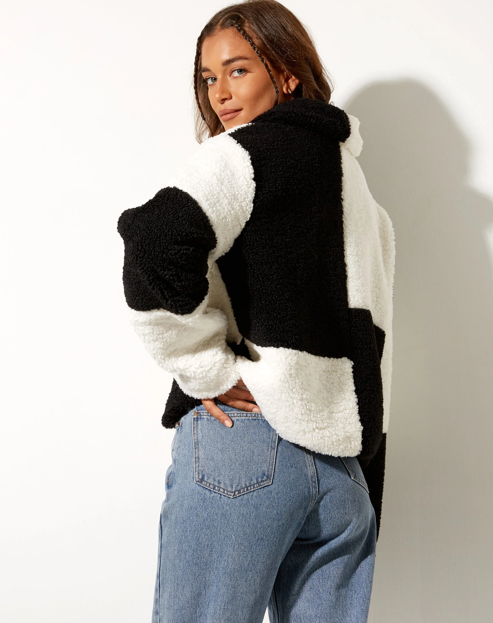 Nuna-Jacke in Schwarz-Weiß mit Borg-Paneelen - Image 2