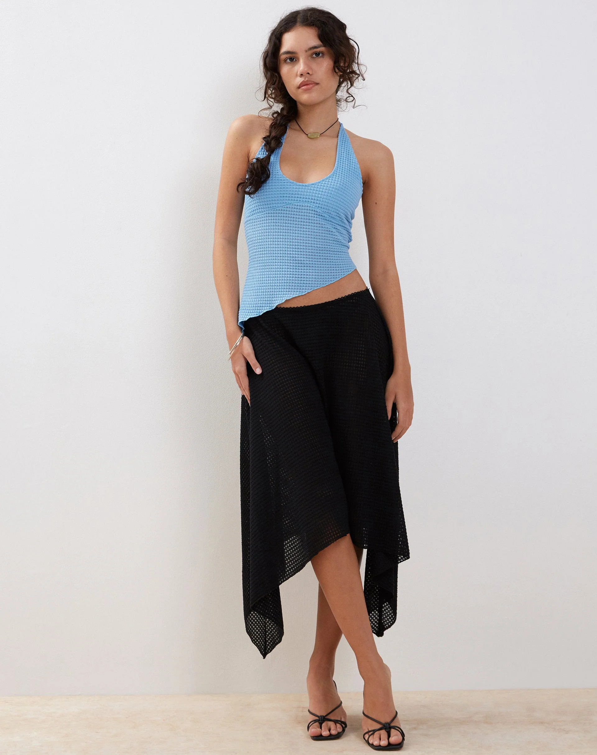 Oceane Neckholder-Top aus strukturiertem Häkelstoff in Blau - Image 4