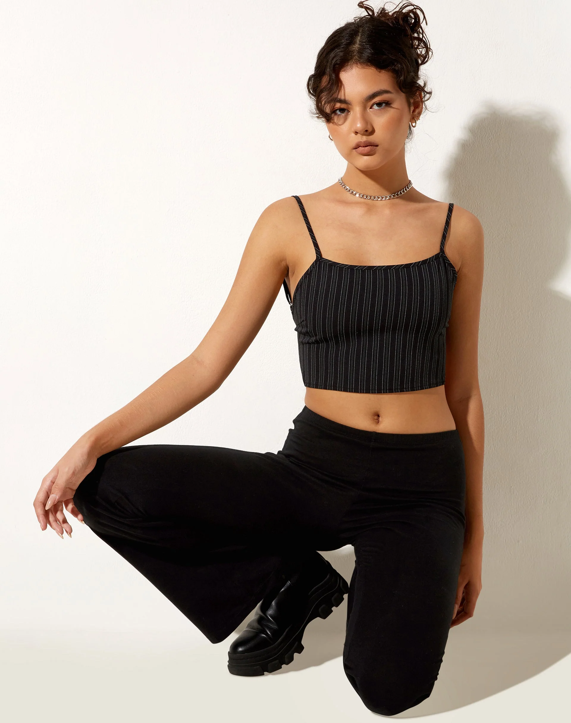 Ojjas Crop Top in unregelmäßigen Streifen Schwarz - Image 6