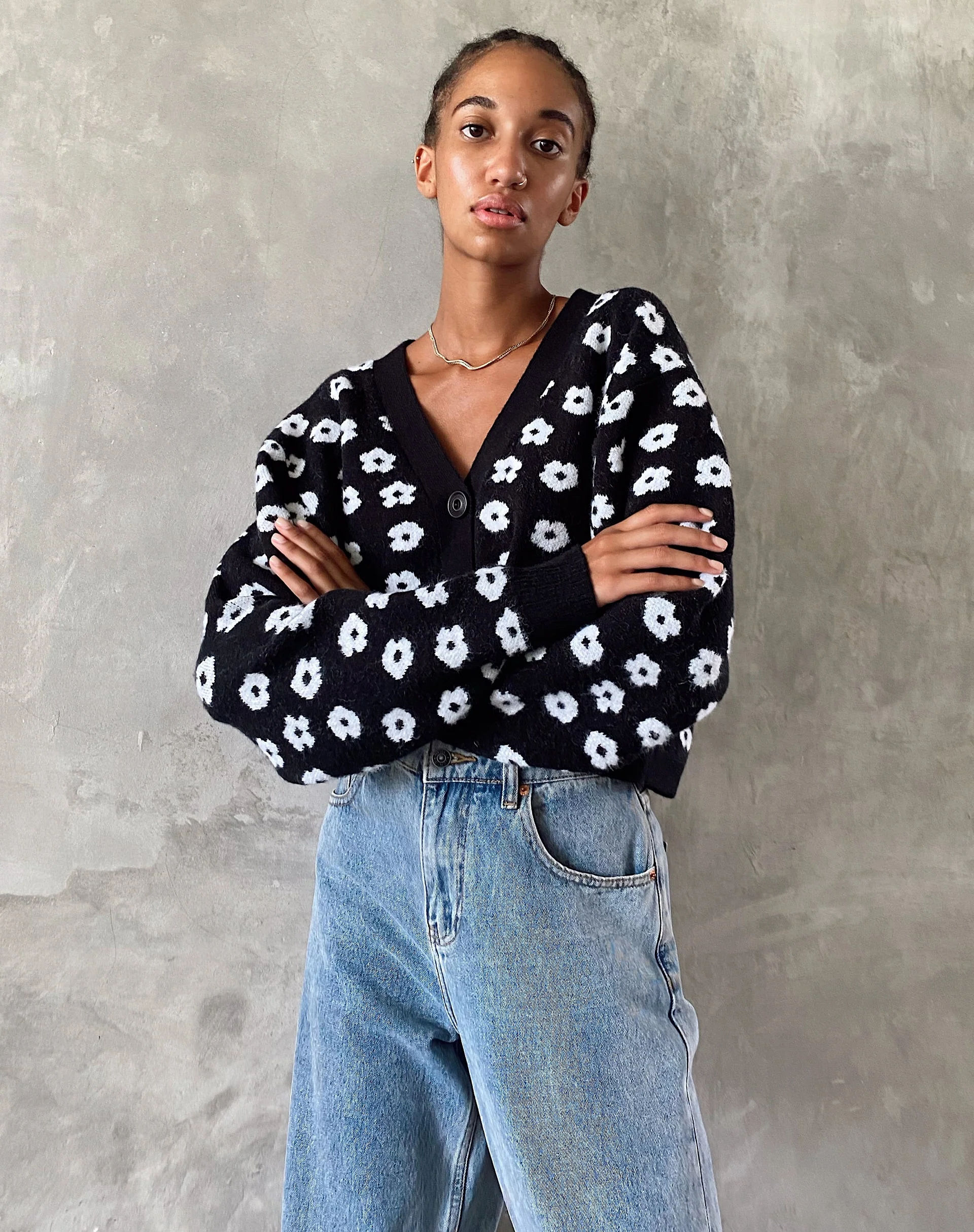 Olina Cropped Cardi aus Strick Schwarz Daisy Weiß - Image 2