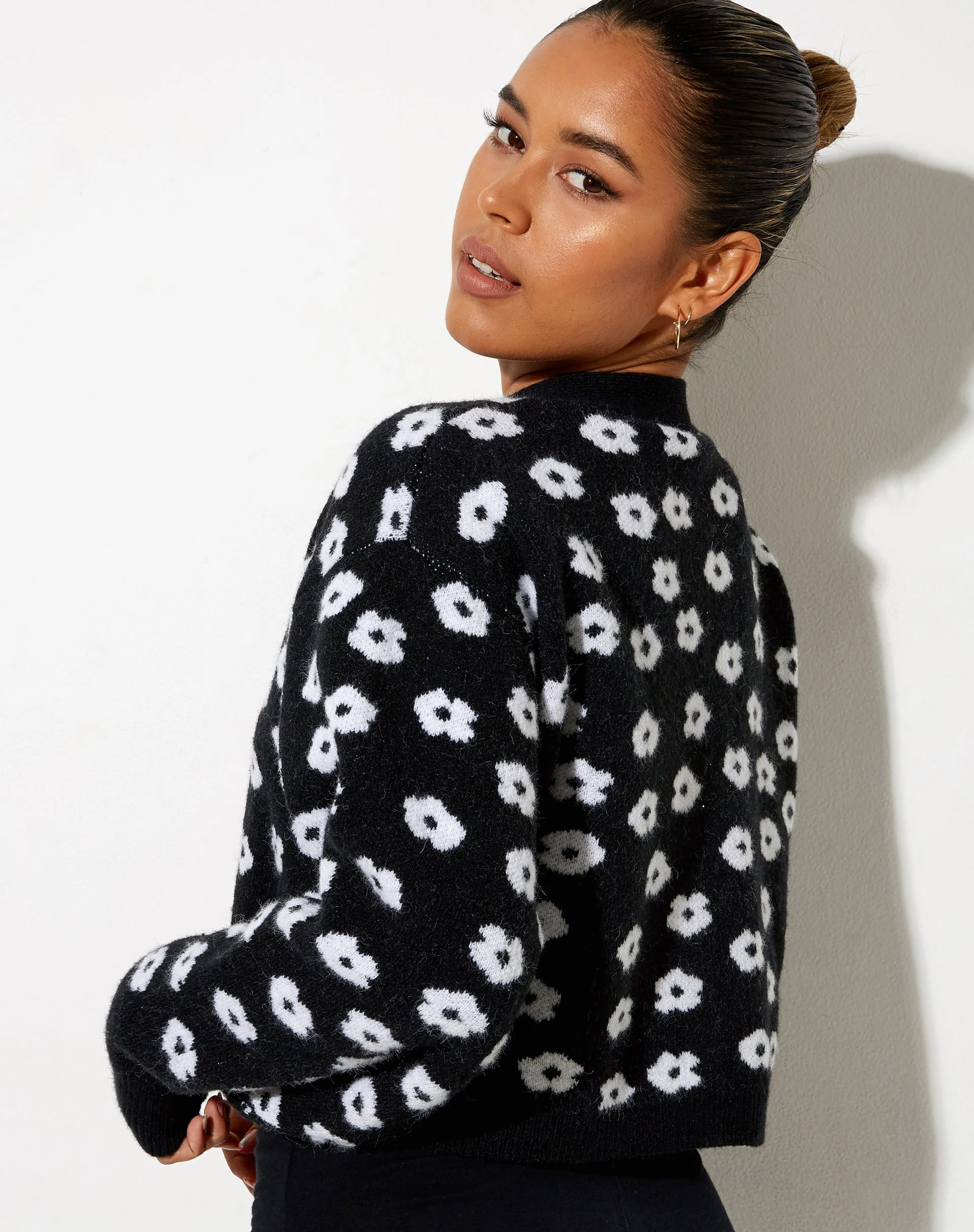 Olina Cropped Cardi aus Strick Schwarz Daisy Weiß - Image 3