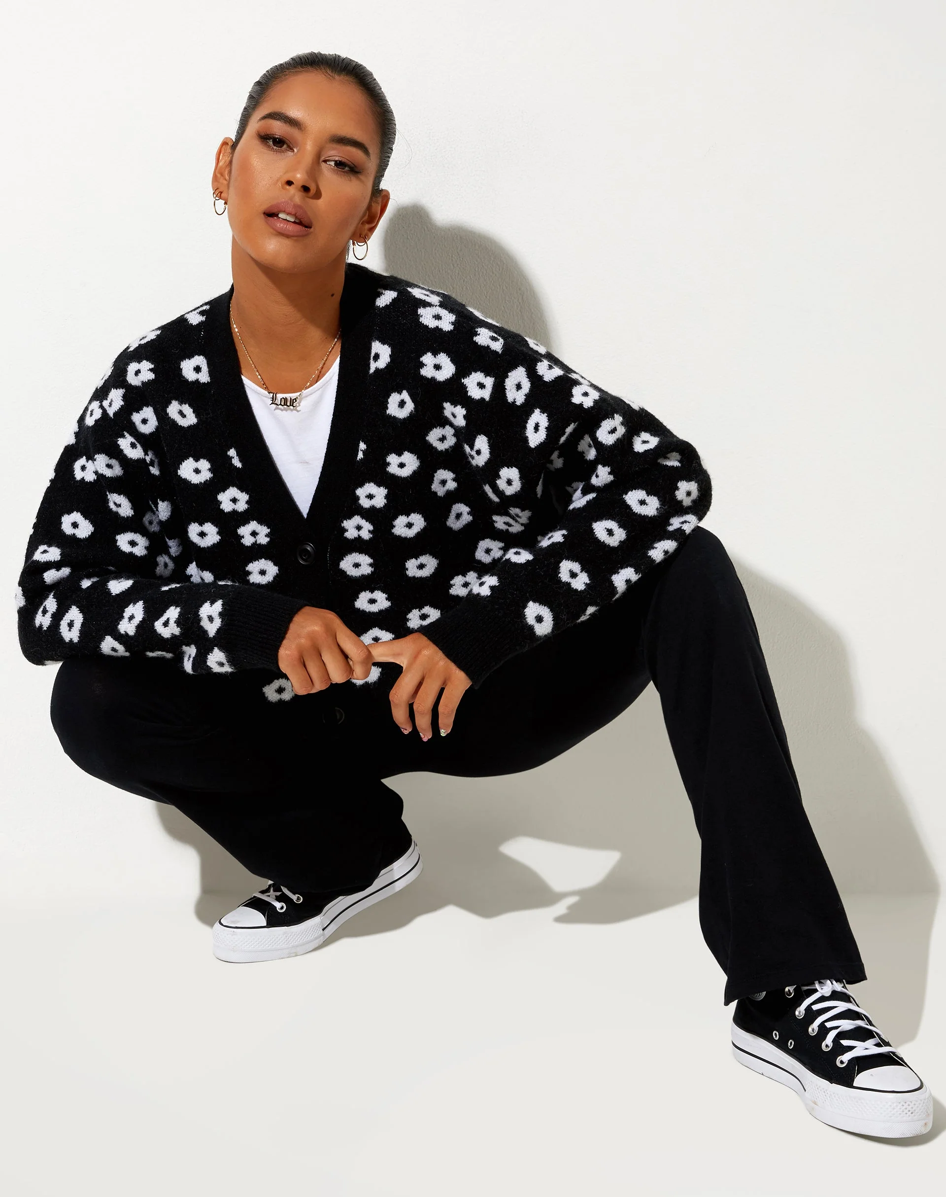 Olina Cropped Cardi aus Strick Schwarz Daisy Weiß - Image 7