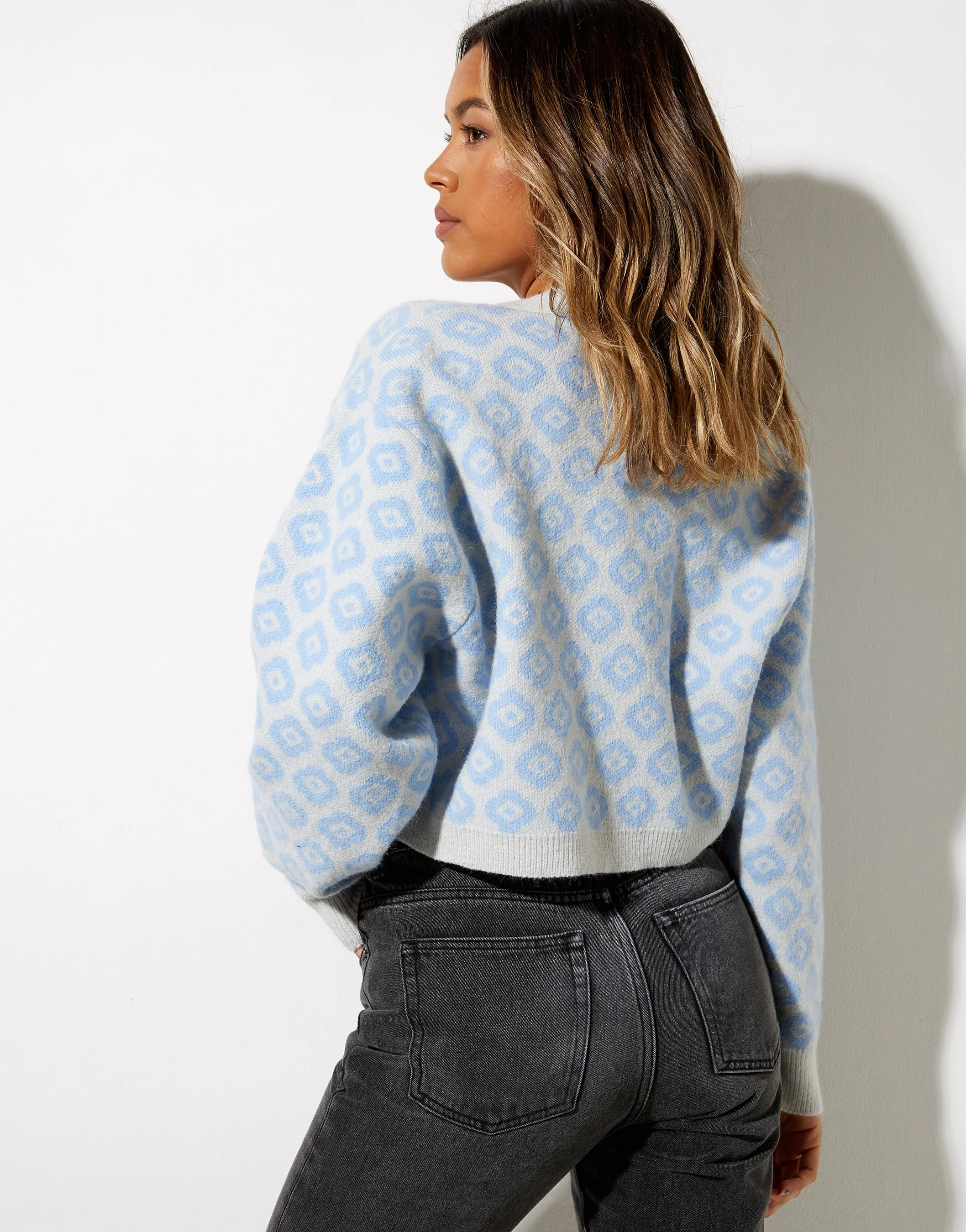 Olina Cropped Cardi aus Strick in Blau Daisy - Image 2