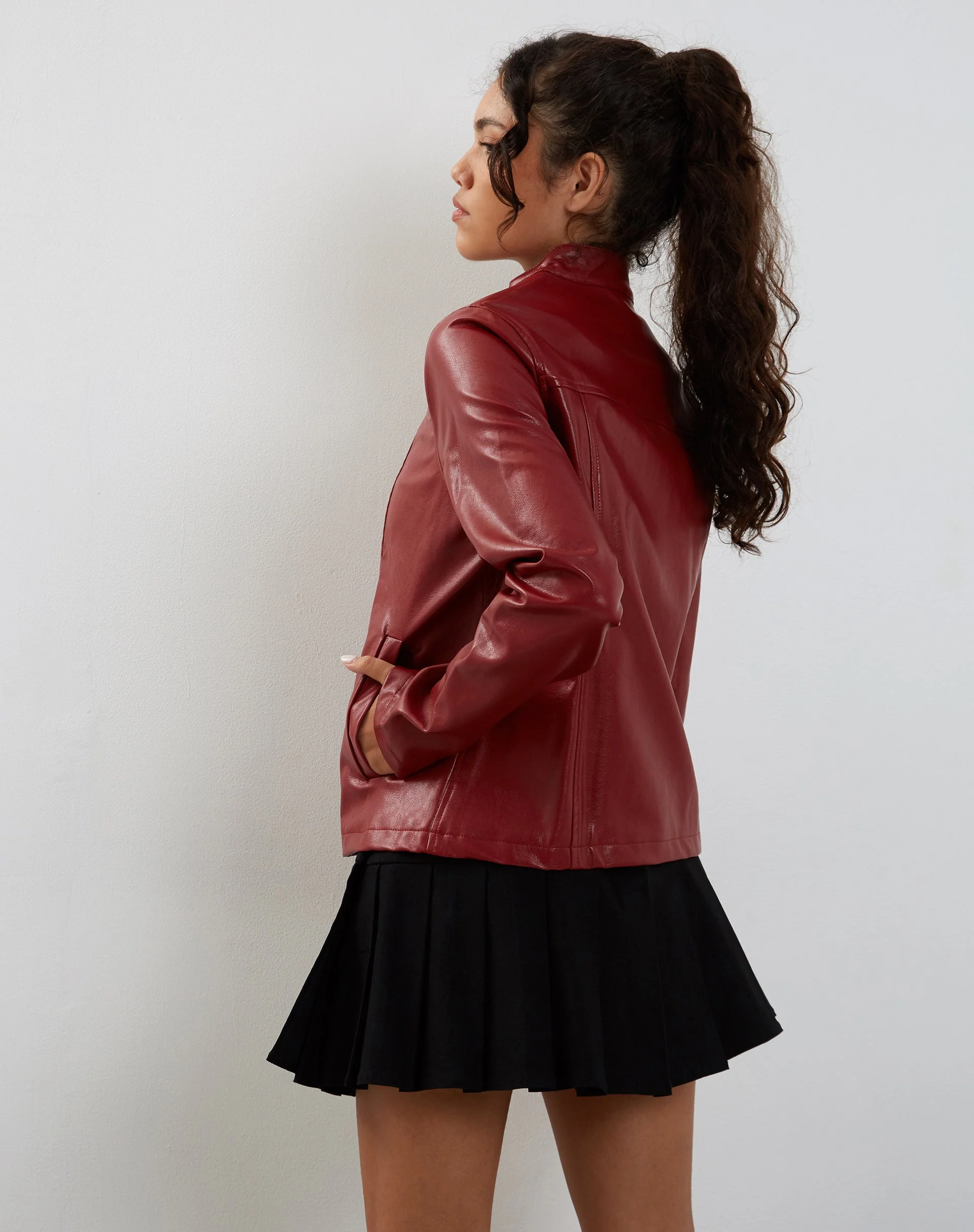 Olivia Jacke in PU Blutrot - Image 2