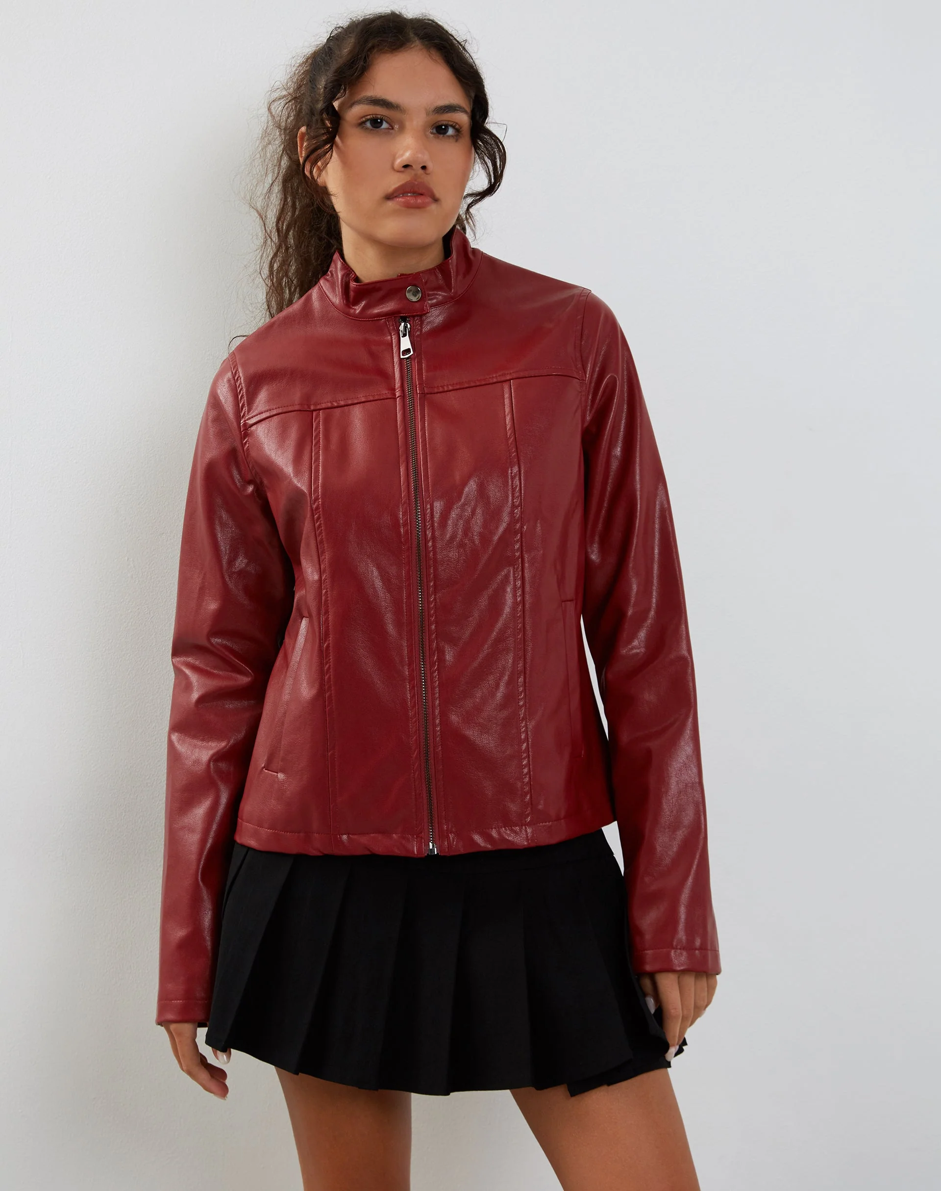 Olivia Jacke in PU Blutrot - Image 4
