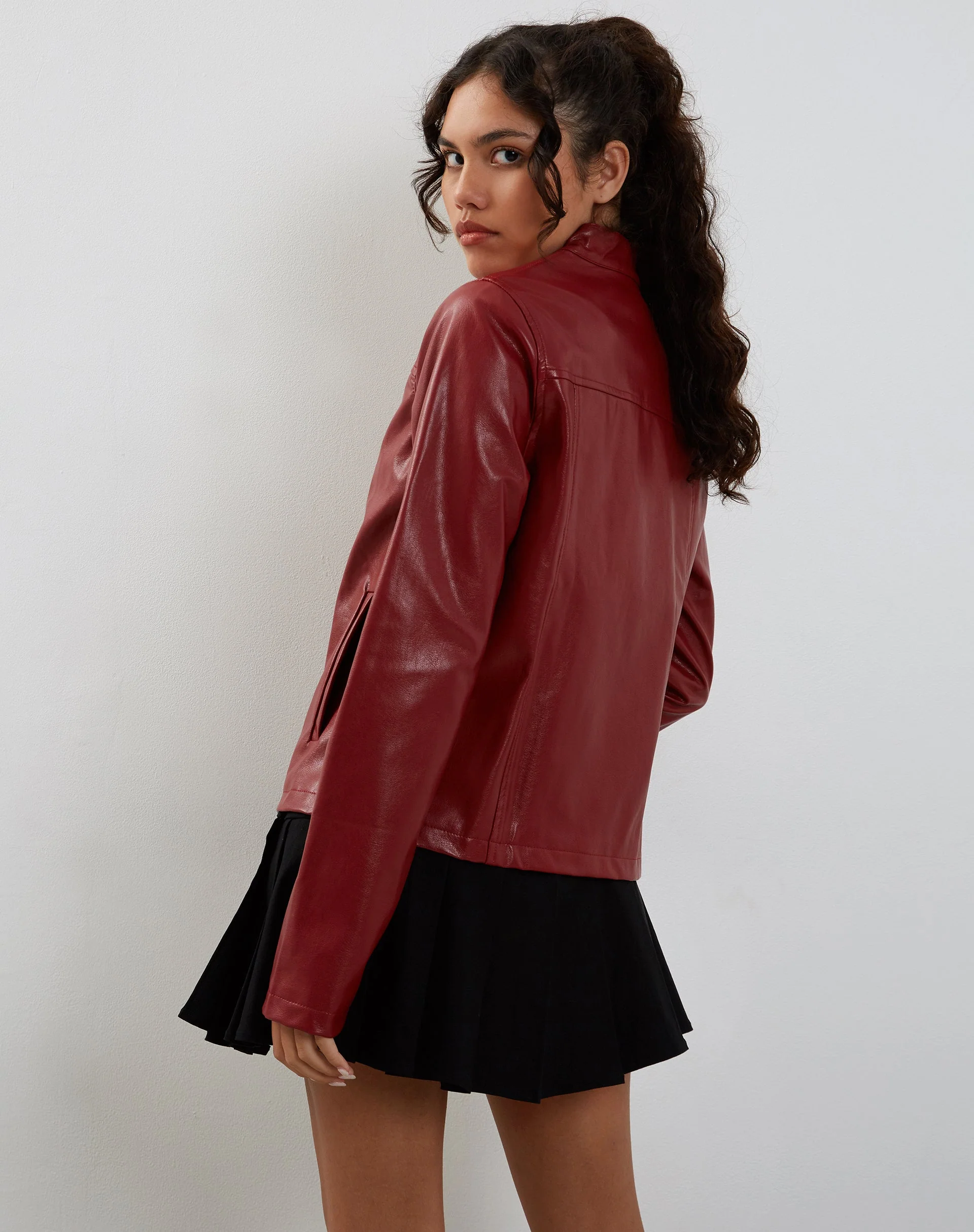 Olivia Jacke in PU Blutrot - Image 6