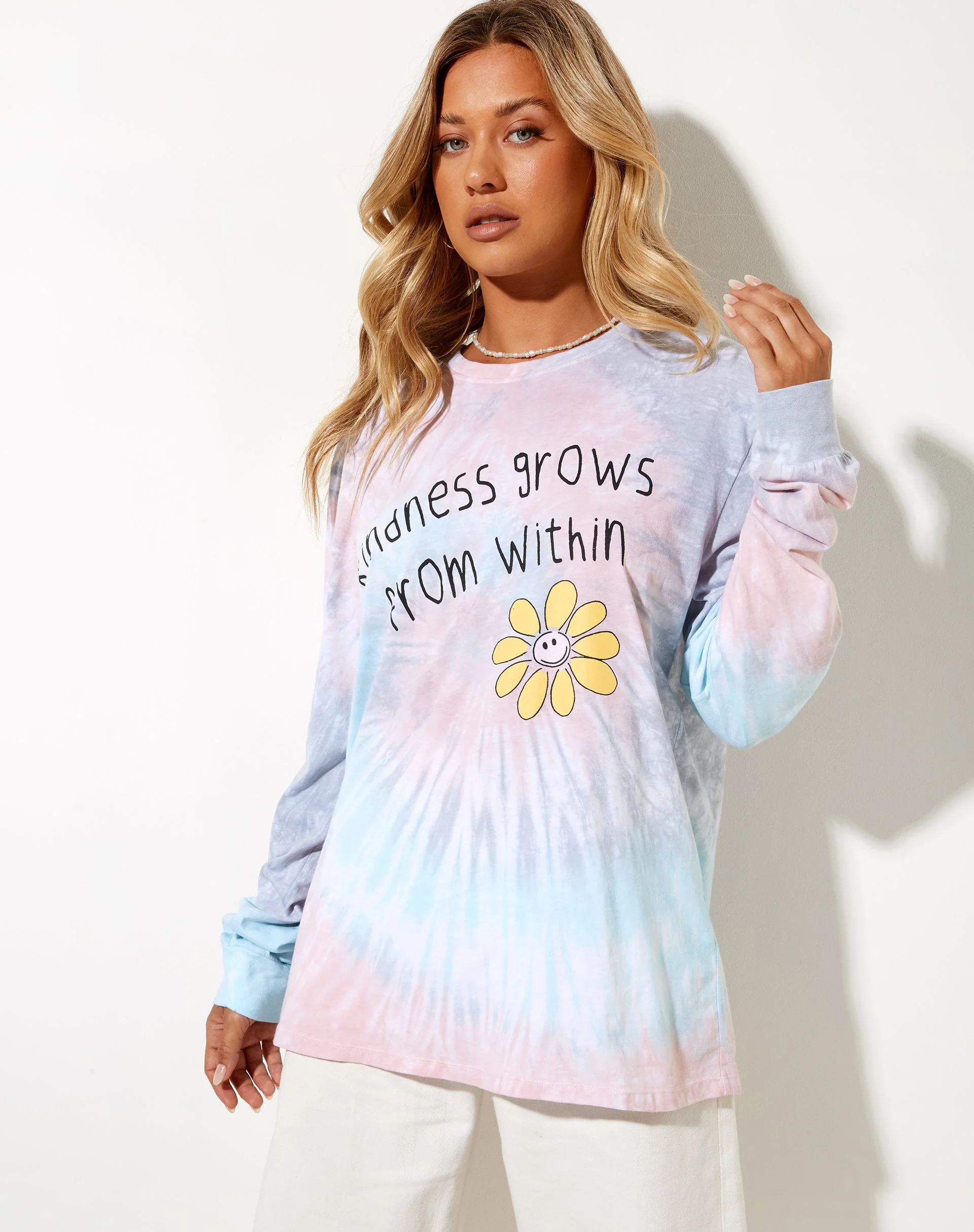Olivia Long Sleeve Tee in Weiß Tie Dye Freundlichkeit wachsen
