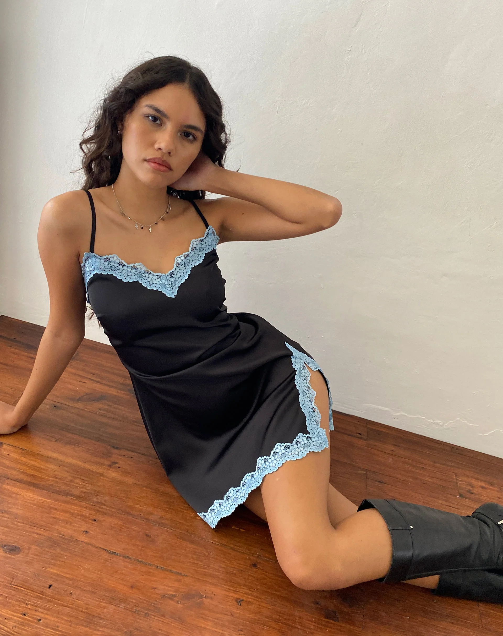 Oming Slip-Minikleid in Schwarz mit blauer Spitze - Image 3