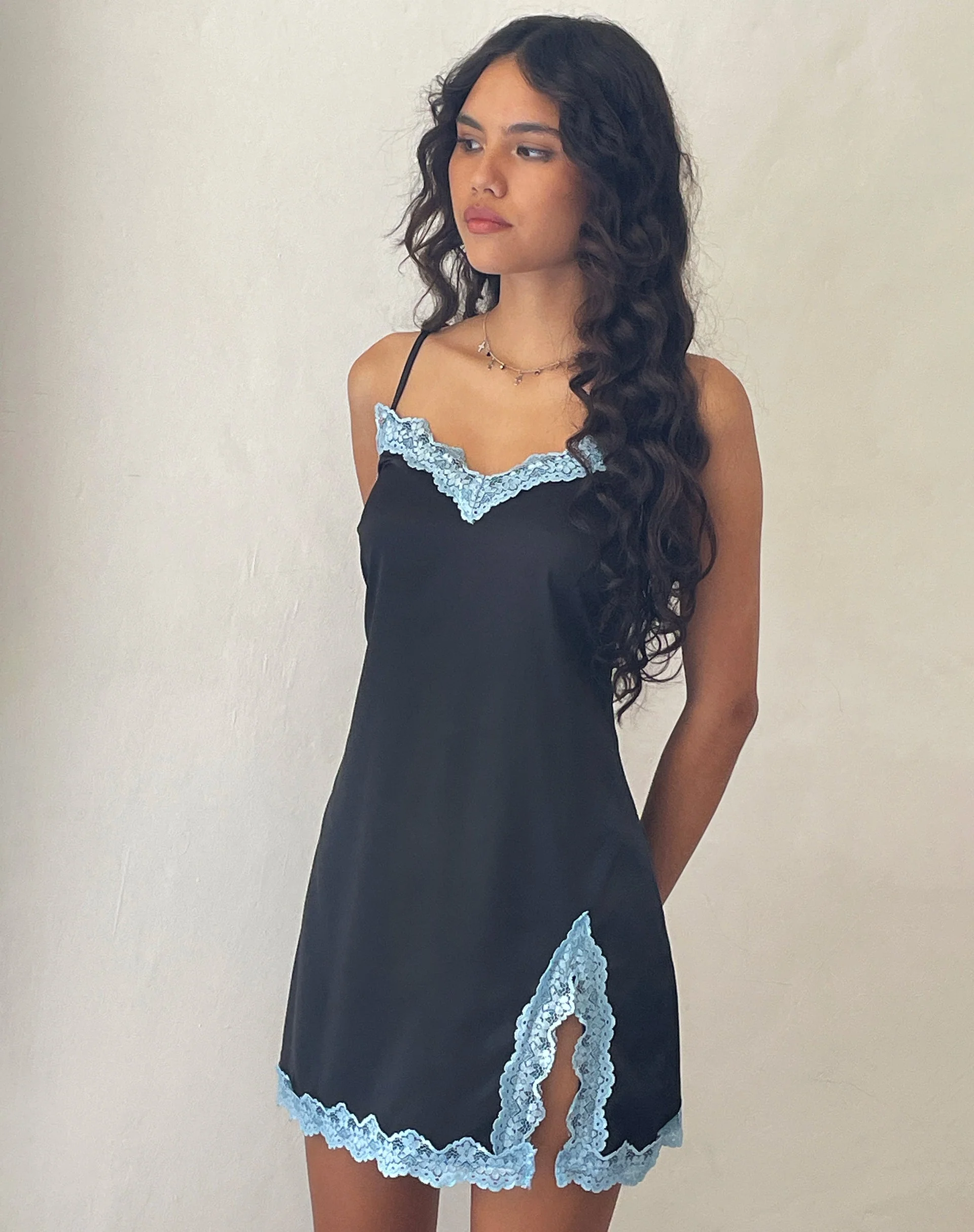 Oming Slip-Minikleid in Schwarz mit blauer Spitze - Image 5
