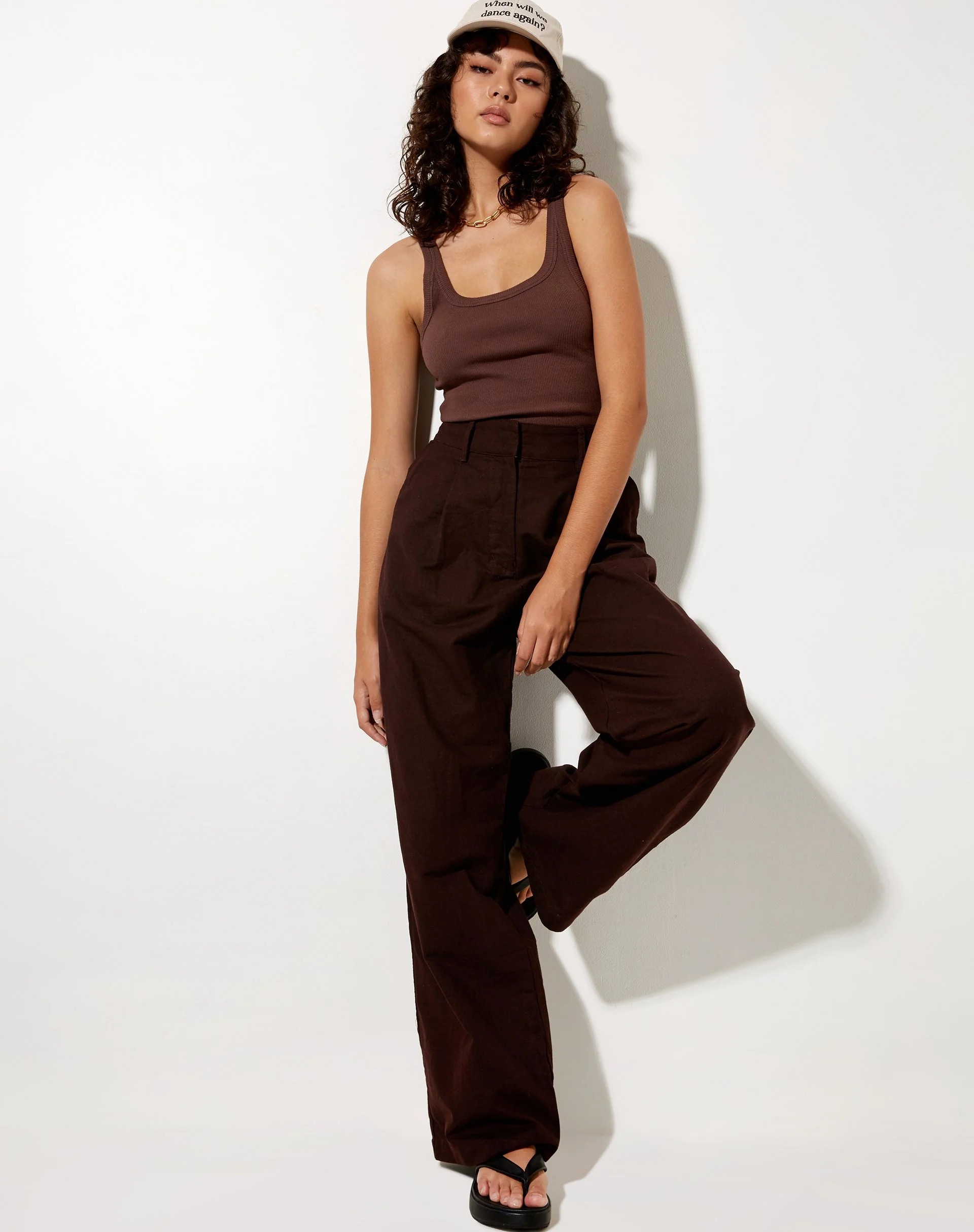 Onfal Hose mit weitem Bein in Rami Bitter Chocolate