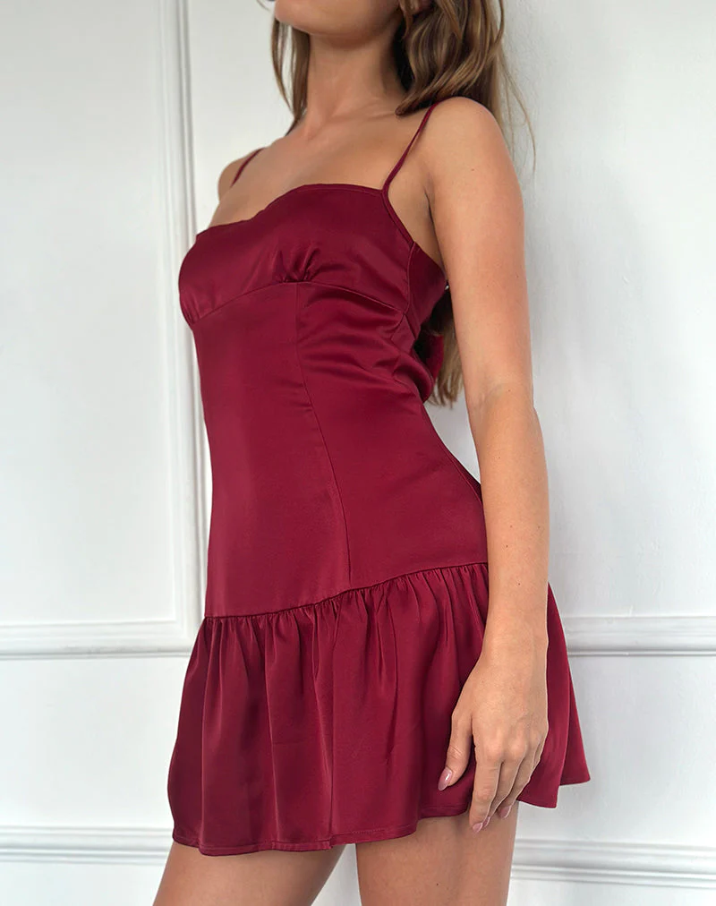 Oshi Minikleid mit offenem Rücken aus Satin in Rot - Image 5