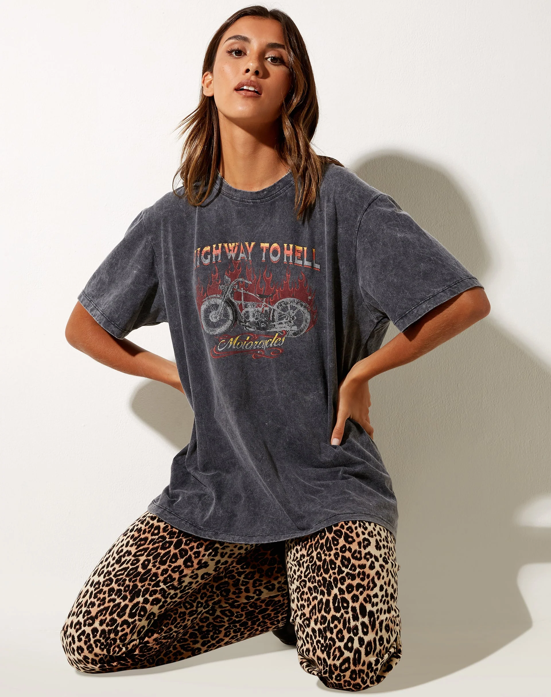 Oversize Basic Tee in schwarzer Waschung Motorräder