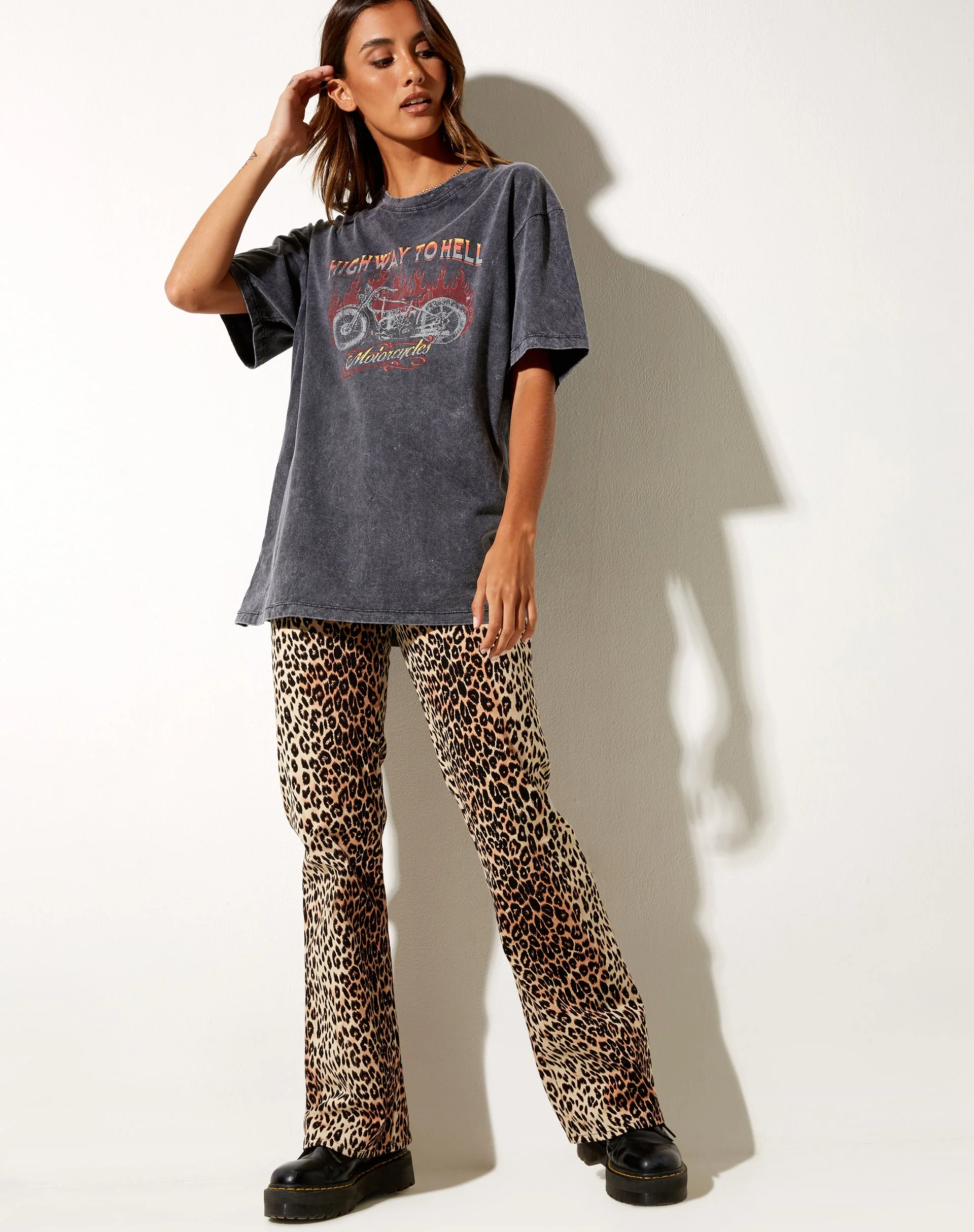 Oversize Basic Tee in schwarzer Waschung Motorräder - Image 3