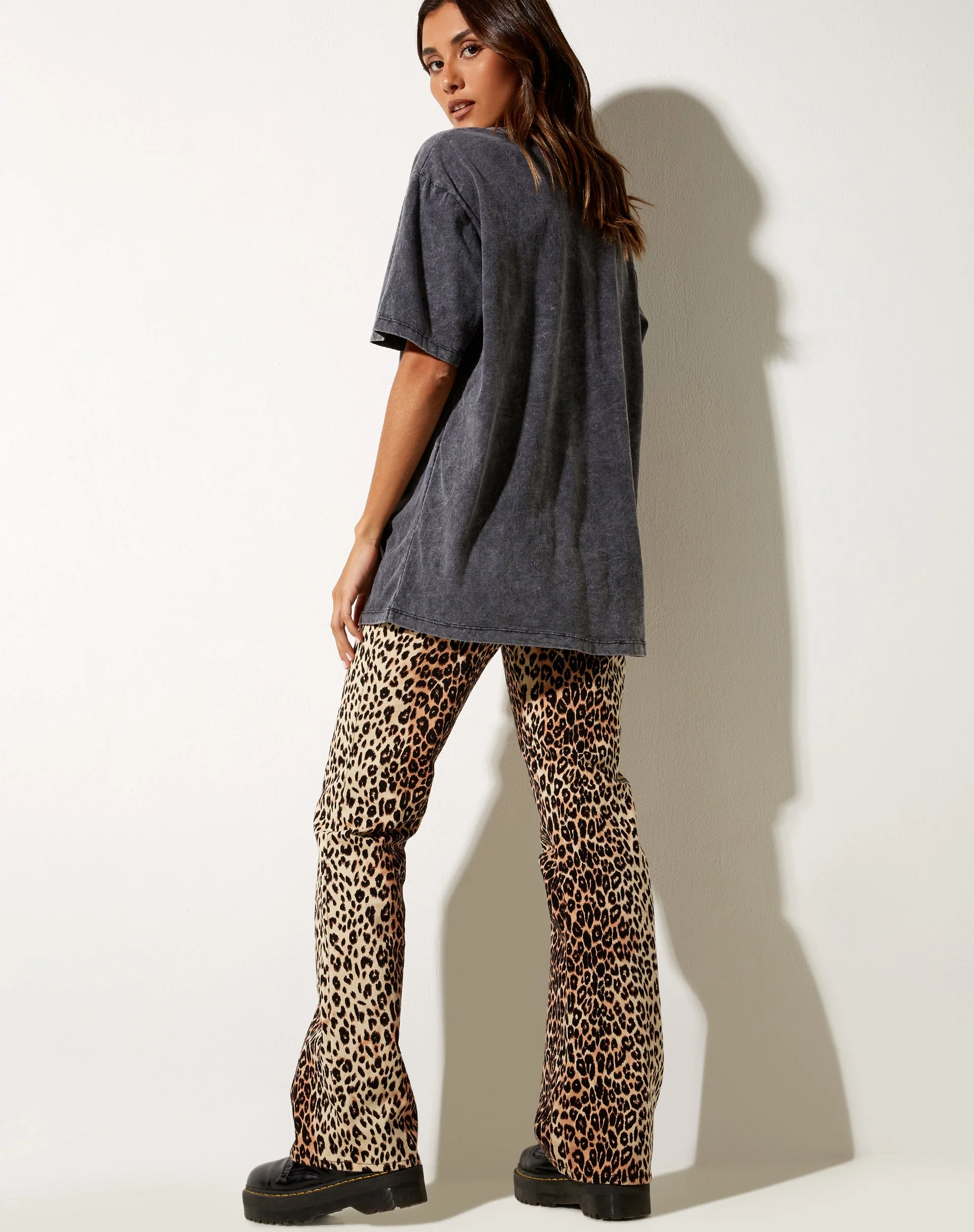 Oversize Basic Tee in schwarzer Waschung Motorräder - Image 5