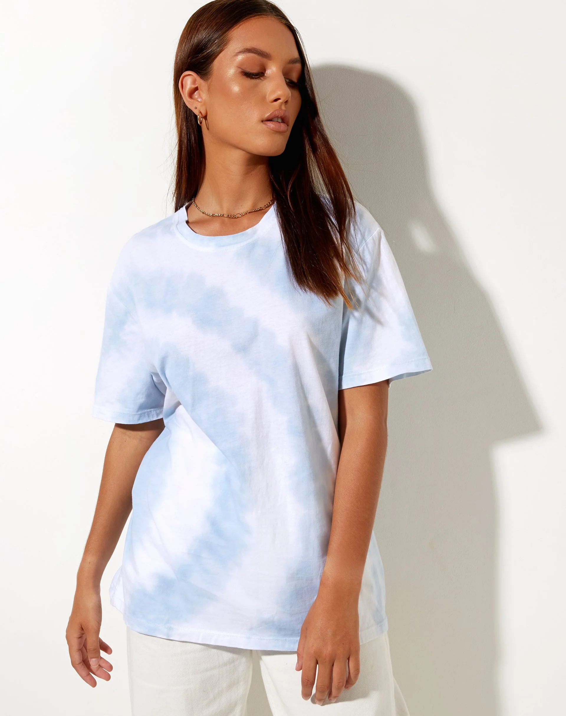 Oversize Basic Tee in Blau und Weiß Swirl Tie Dye - Image 4