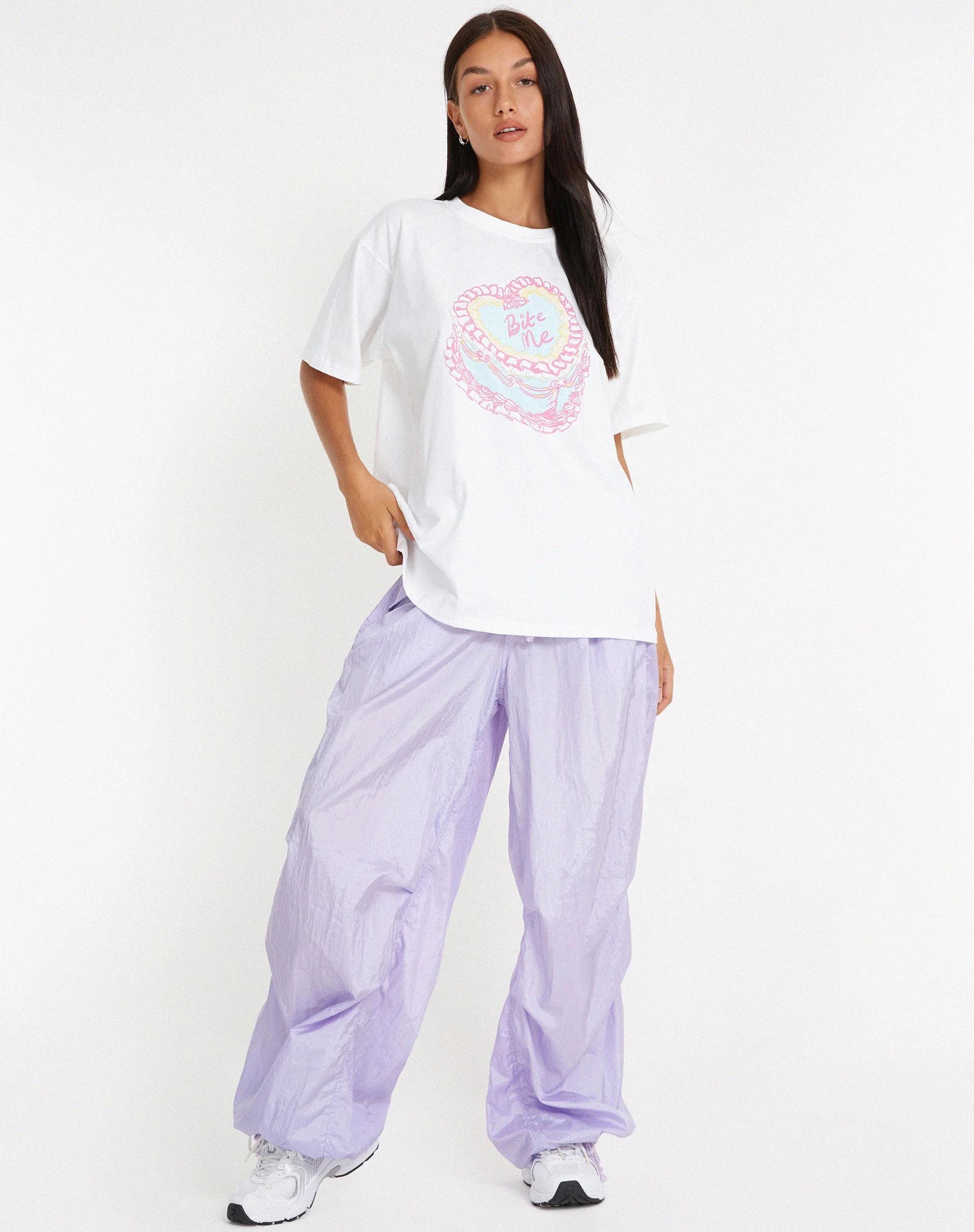 Oversize Basic Tee in Weiß Bite Me - Image 3