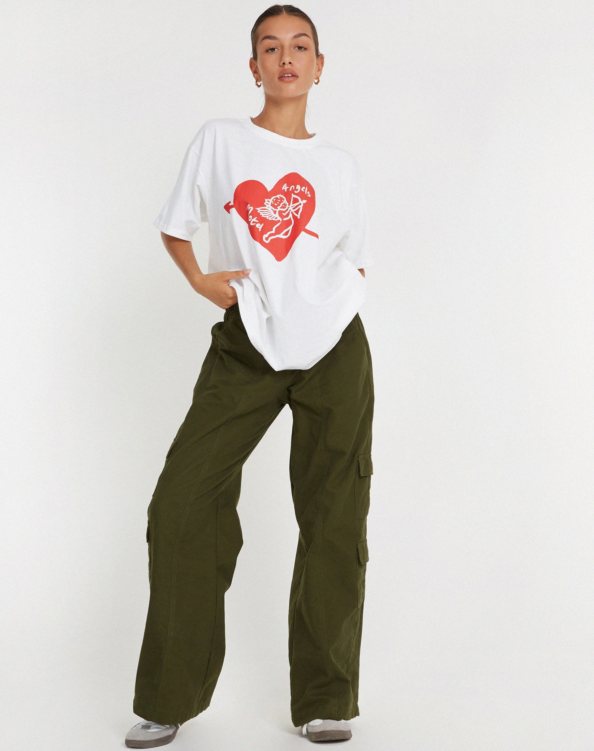 Oversize Basic Tee in Weiß Motel Angel - Image 3