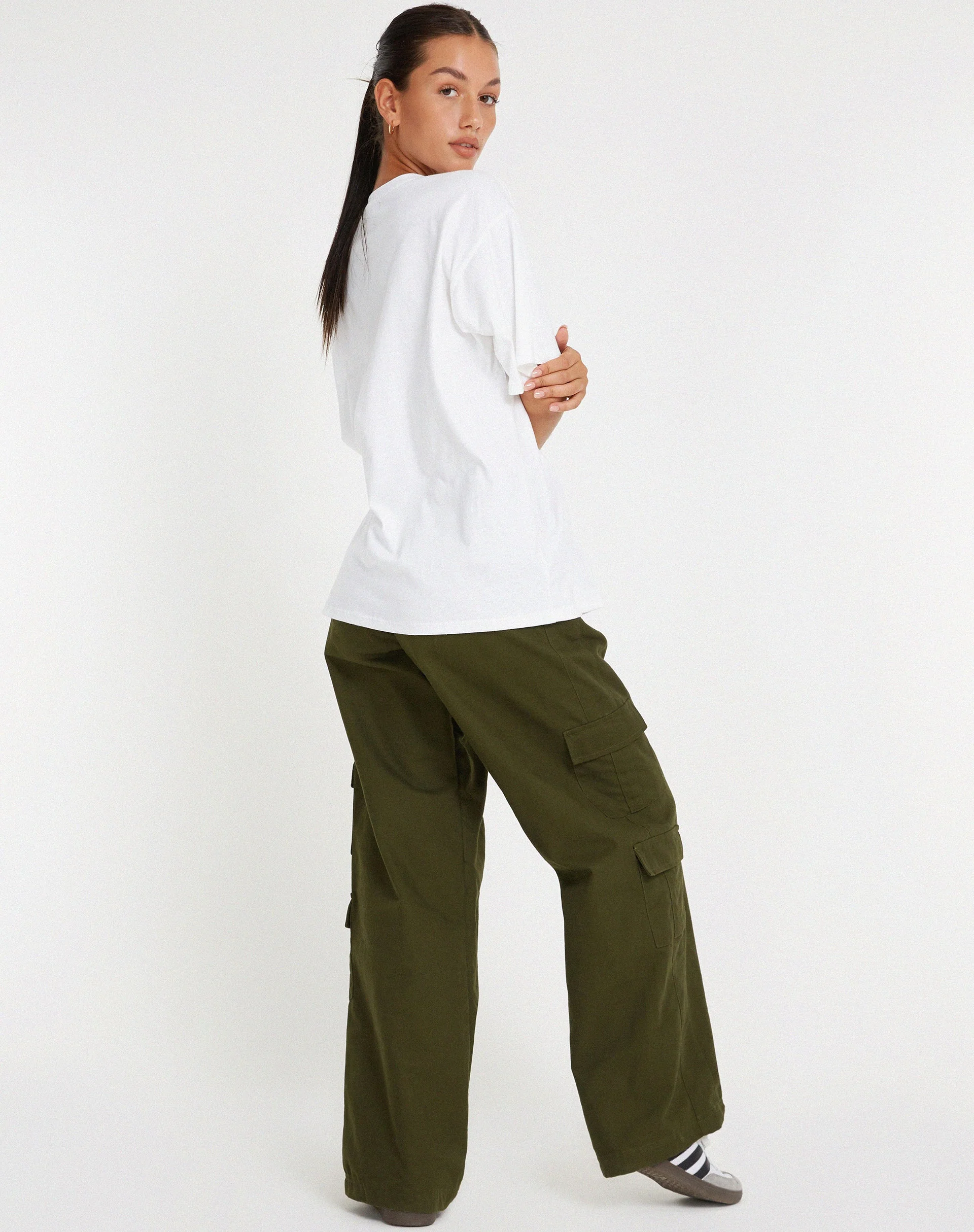 Oversize Basic Tee in Weiß Motel Angel - Image 4