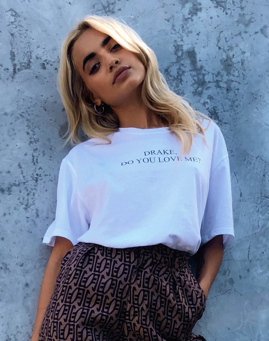 Oversize Basic Tee in Weiß Drake Do You Love Me - Image 2