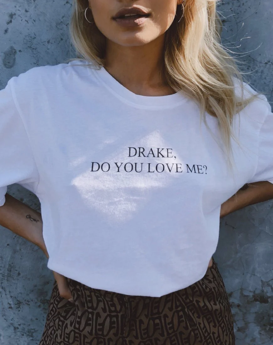 Oversize Basic Tee in Weiß Drake Do You Love Me - Image 5