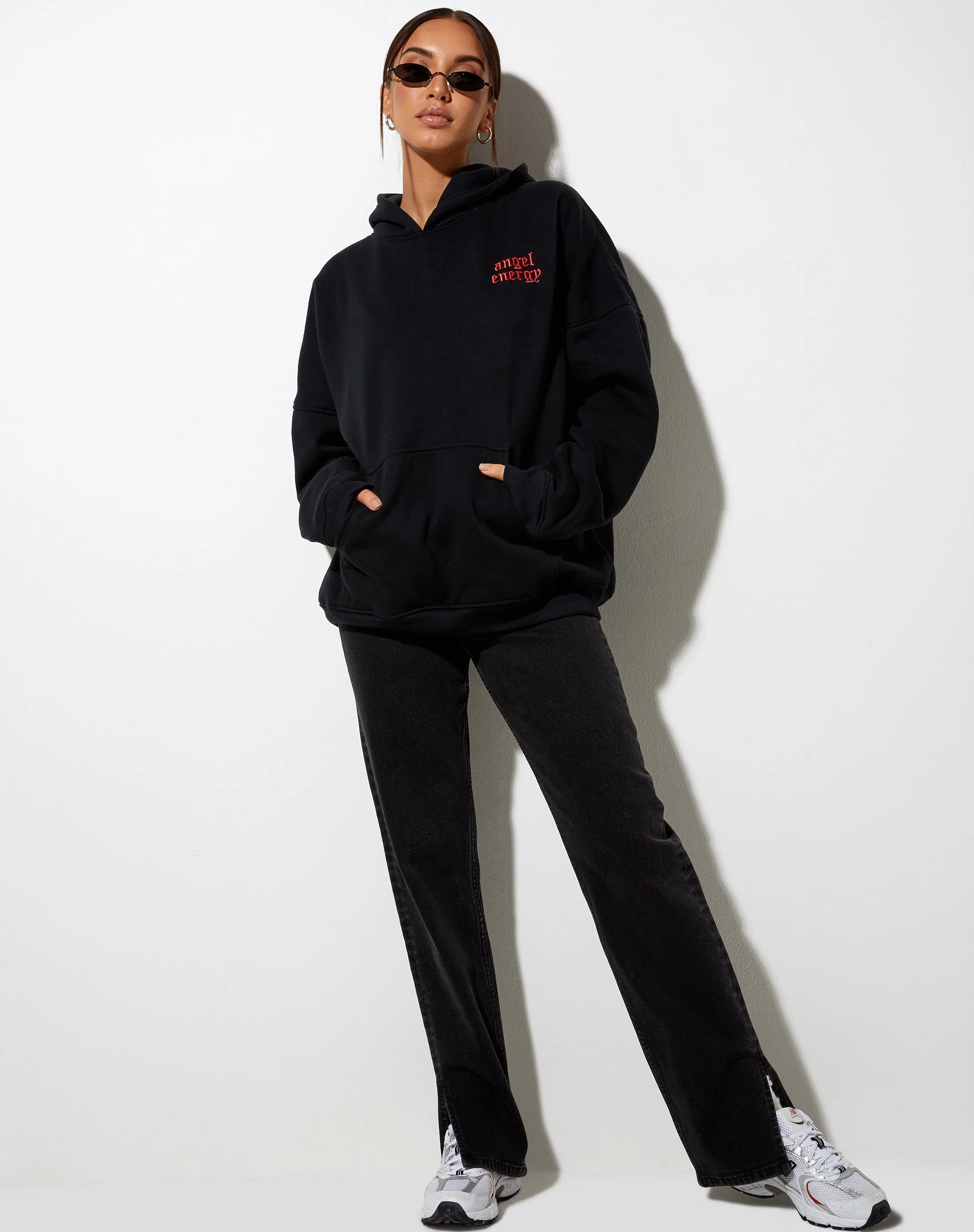 Oversize-Kapuzenpullover in Schwarz 'Angel Energy' Hellrote Stickerei - Image 2