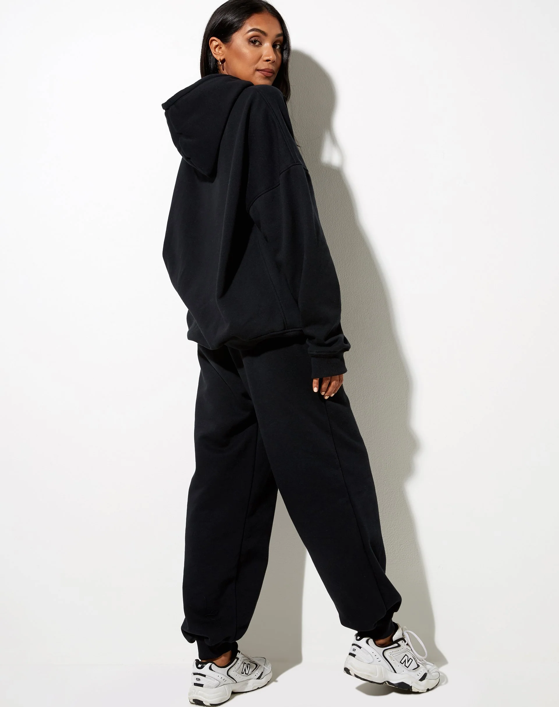 Oversize-Kapuzenpulli in Schwarz mit pilzroter Stickerei - Image 2