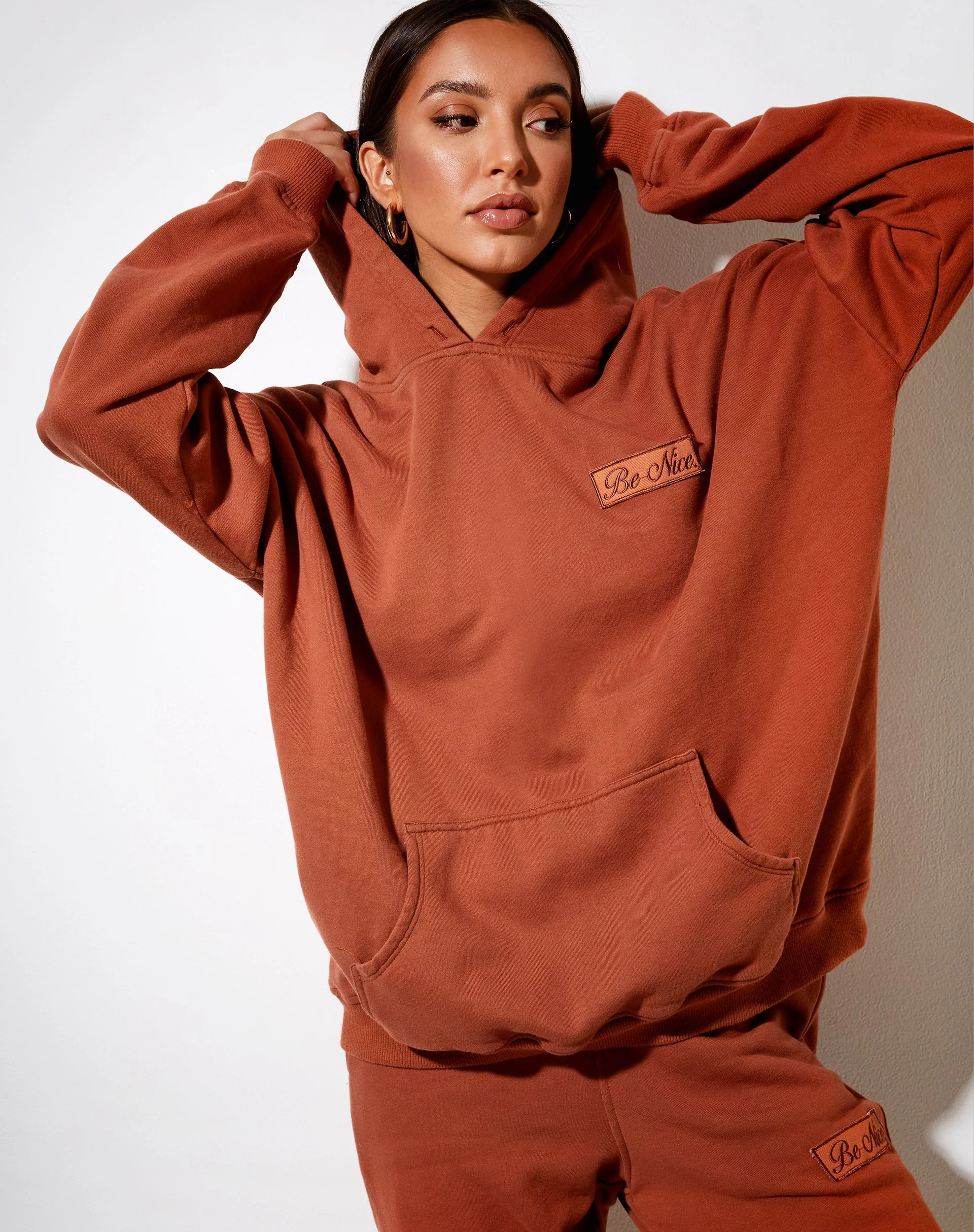 Oversize-Kapuzenpulli aus gebranntem Ziegelstein 'Be Nice' Label Embro