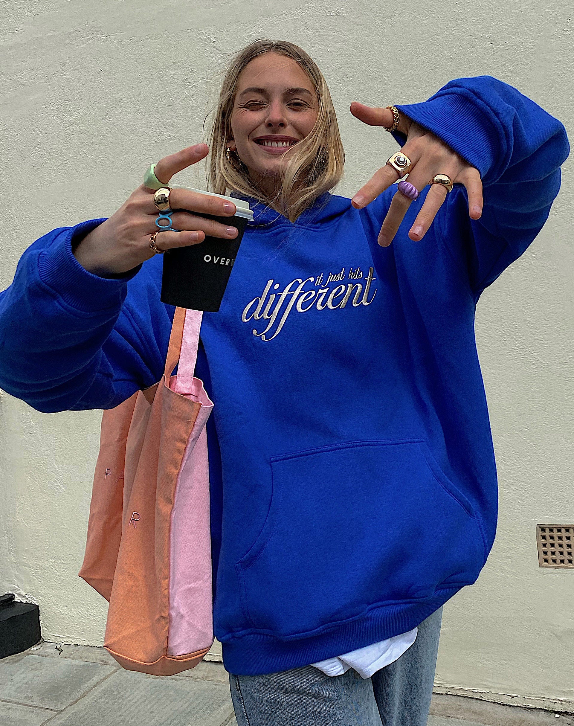 Oversize-Kapuzenpullover in Kobalt Es trifft einfach anders zu Embro - Image 2
