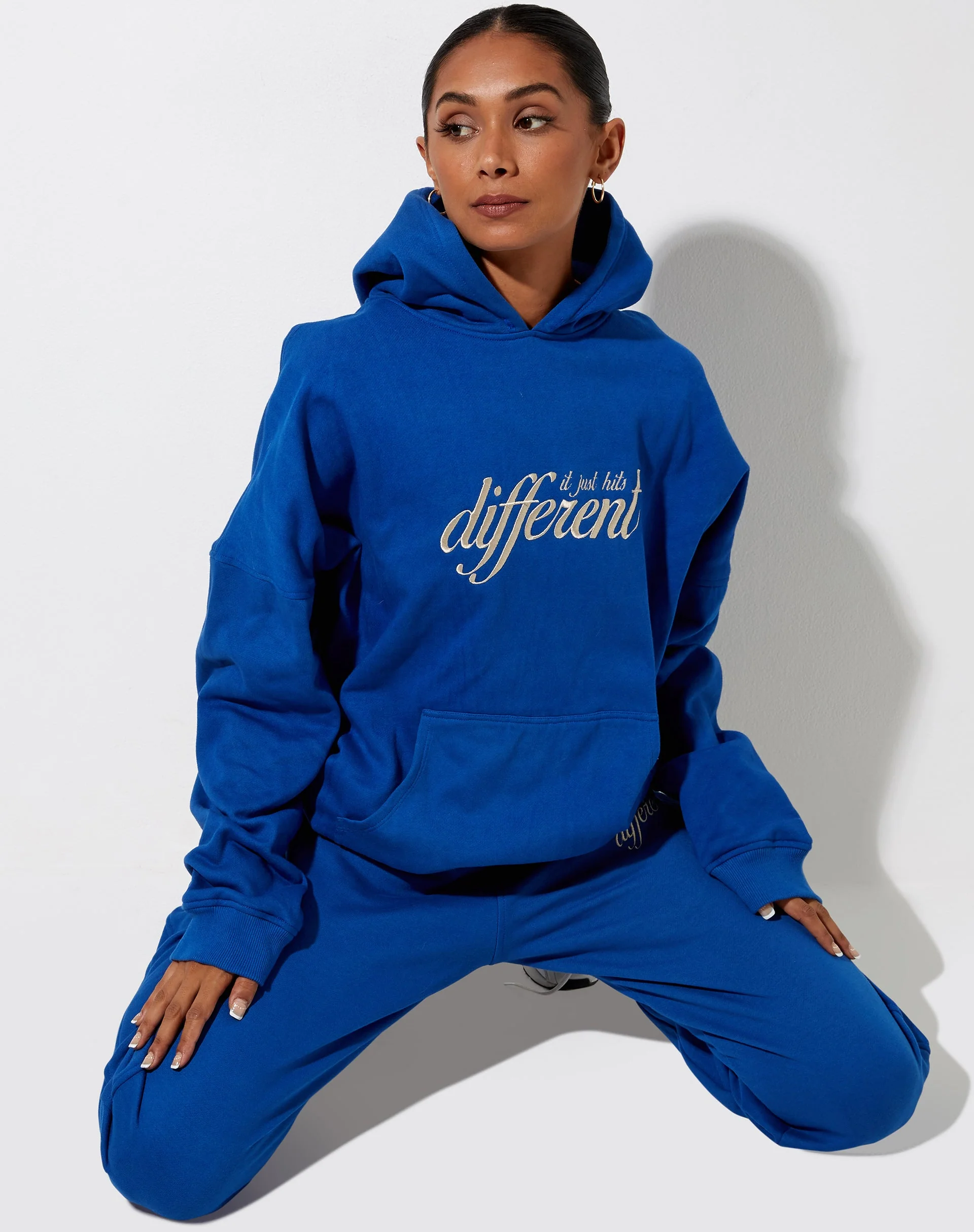 Oversize-Kapuzenpullover in Kobalt Es trifft einfach anders zu Embro - Image 3