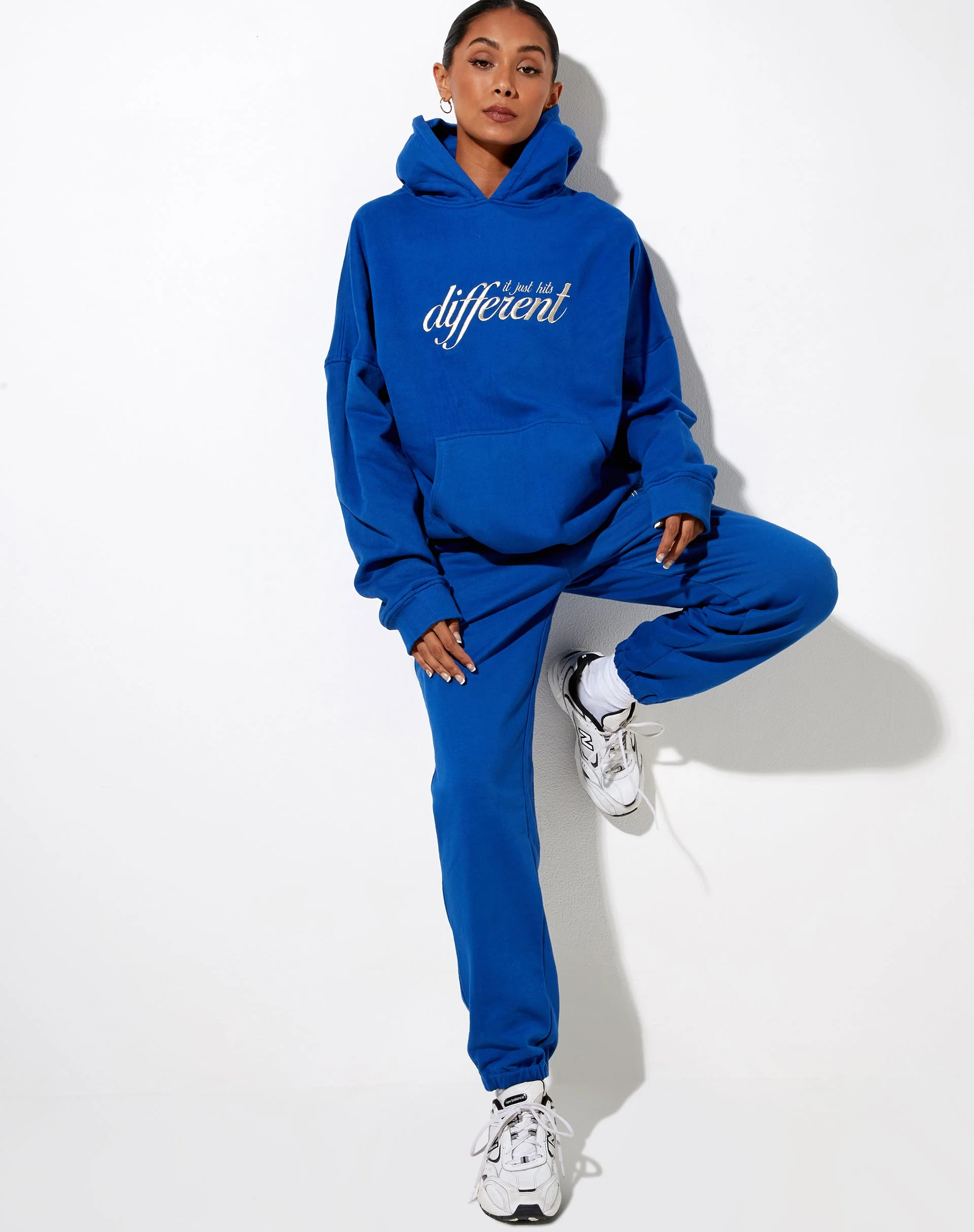 Oversize-Kapuzenpullover in Kobalt Es trifft einfach anders zu Embro - Image 6