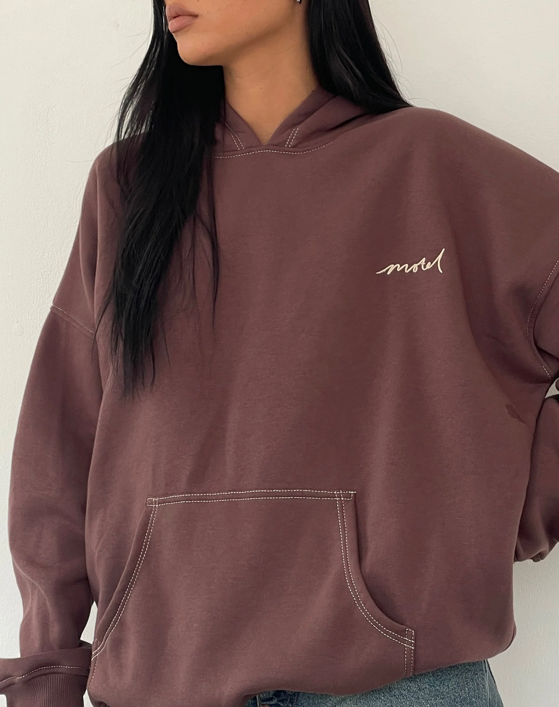 Oversize-Kapuzenpulli in tiefem Mahagoni mit Motel-Kritzelbestickung - Image 2