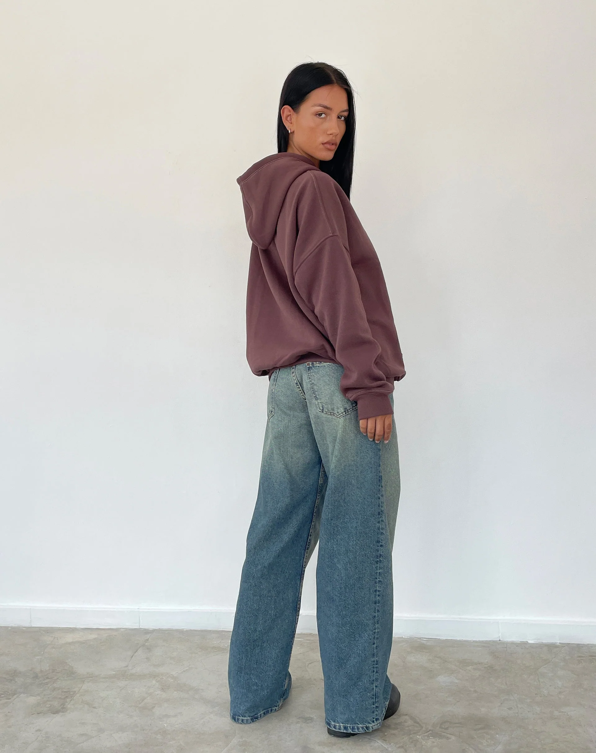 Oversize-Kapuzenpulli in tiefem Mahagoni mit Motel-Kritzelbestickung - Image 3