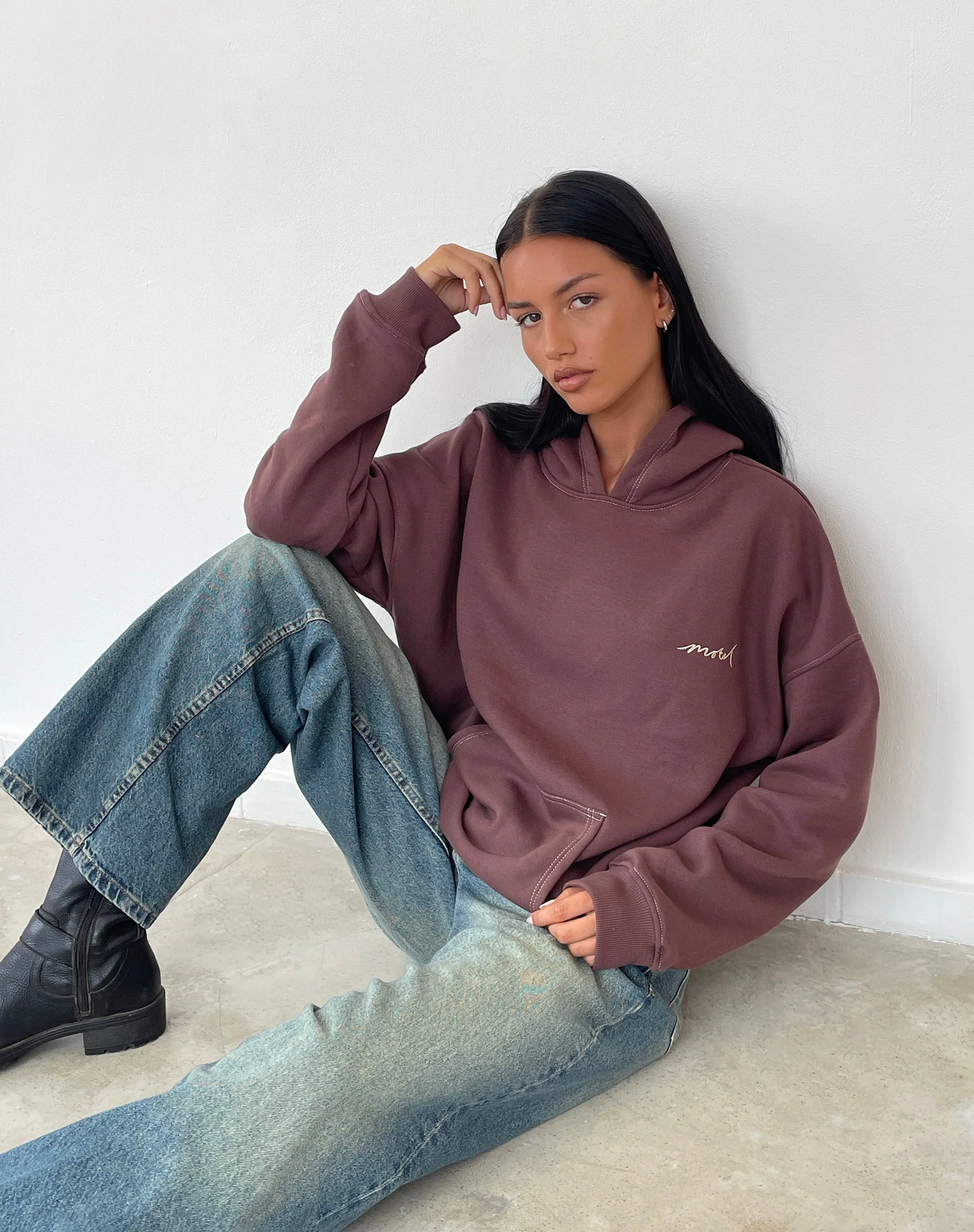 Oversize-Kapuzenpulli in tiefem Mahagoni mit Motel-Kritzelbestickung - Image 4