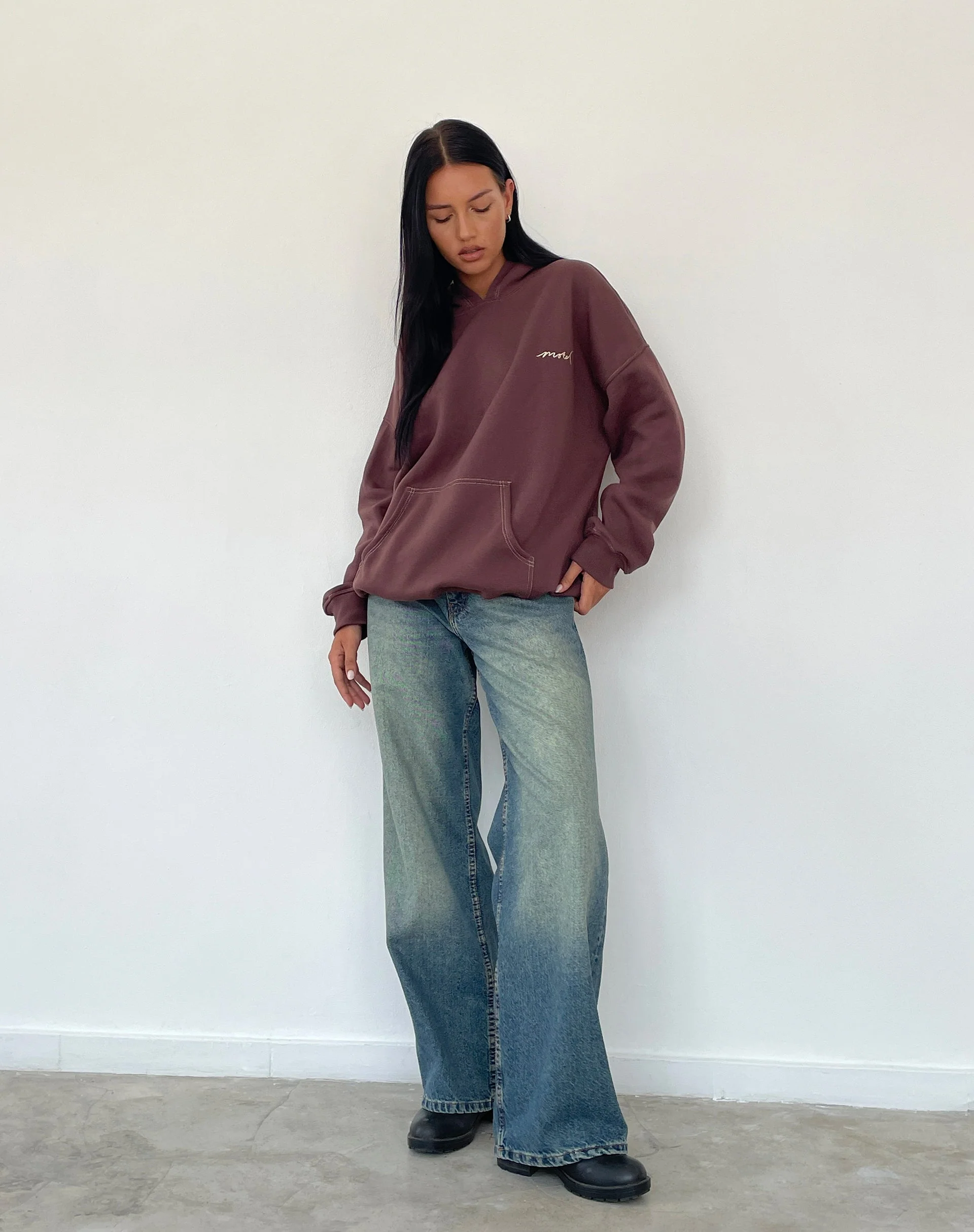 Oversize-Kapuzenpulli in tiefem Mahagoni mit Motel-Kritzelbestickung - Image 5