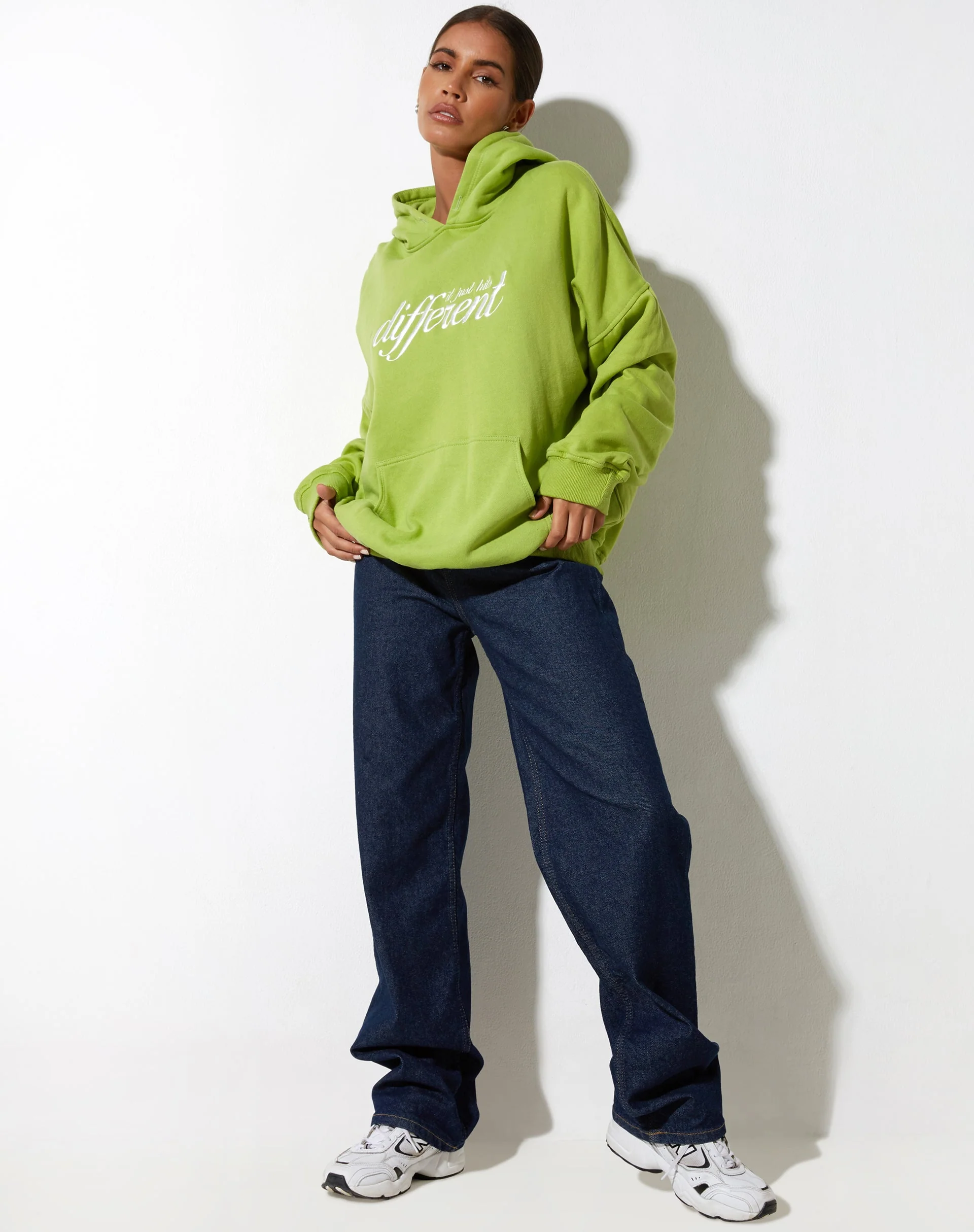 Oversize-Kapuzenpulli in Blattgrün Verschiedene Stickereien Weiß - Image 4
