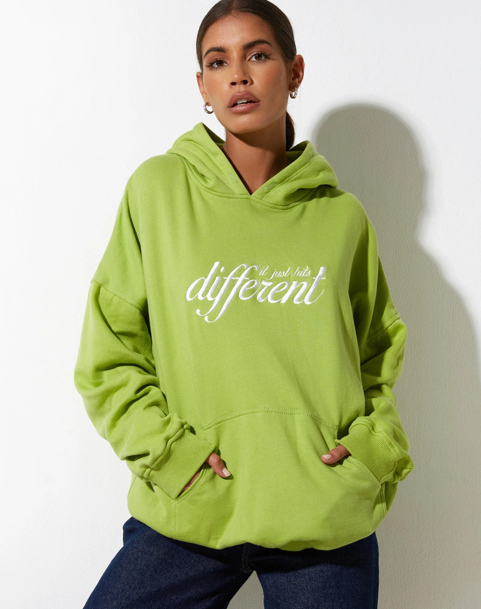 Oversize-Kapuzenpulli in Blattgrün Verschiedene Stickereien Weiß - Image 6