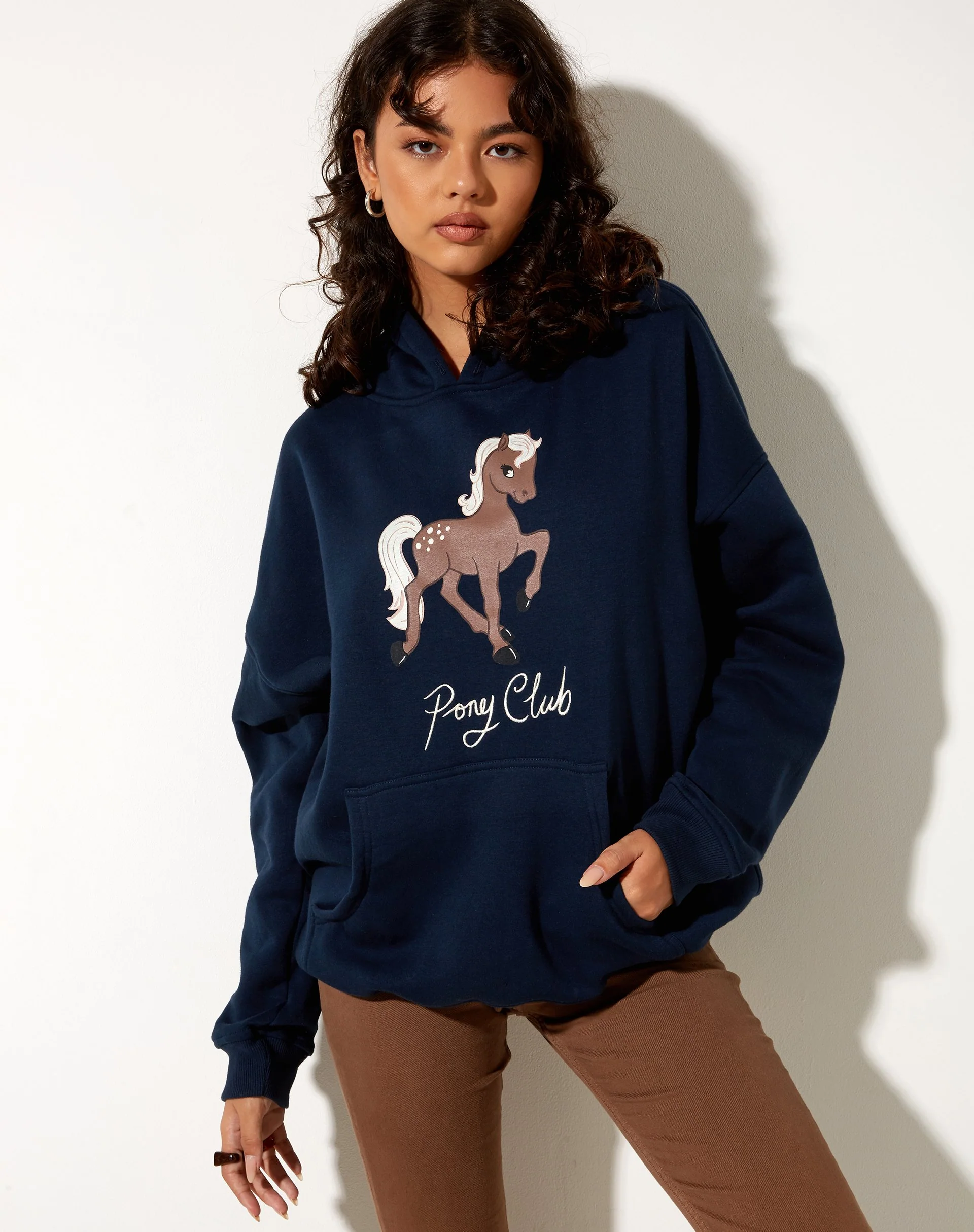 Oversize-Kapuzenpullover in Navy Pony Club Mix Embro - Image 4