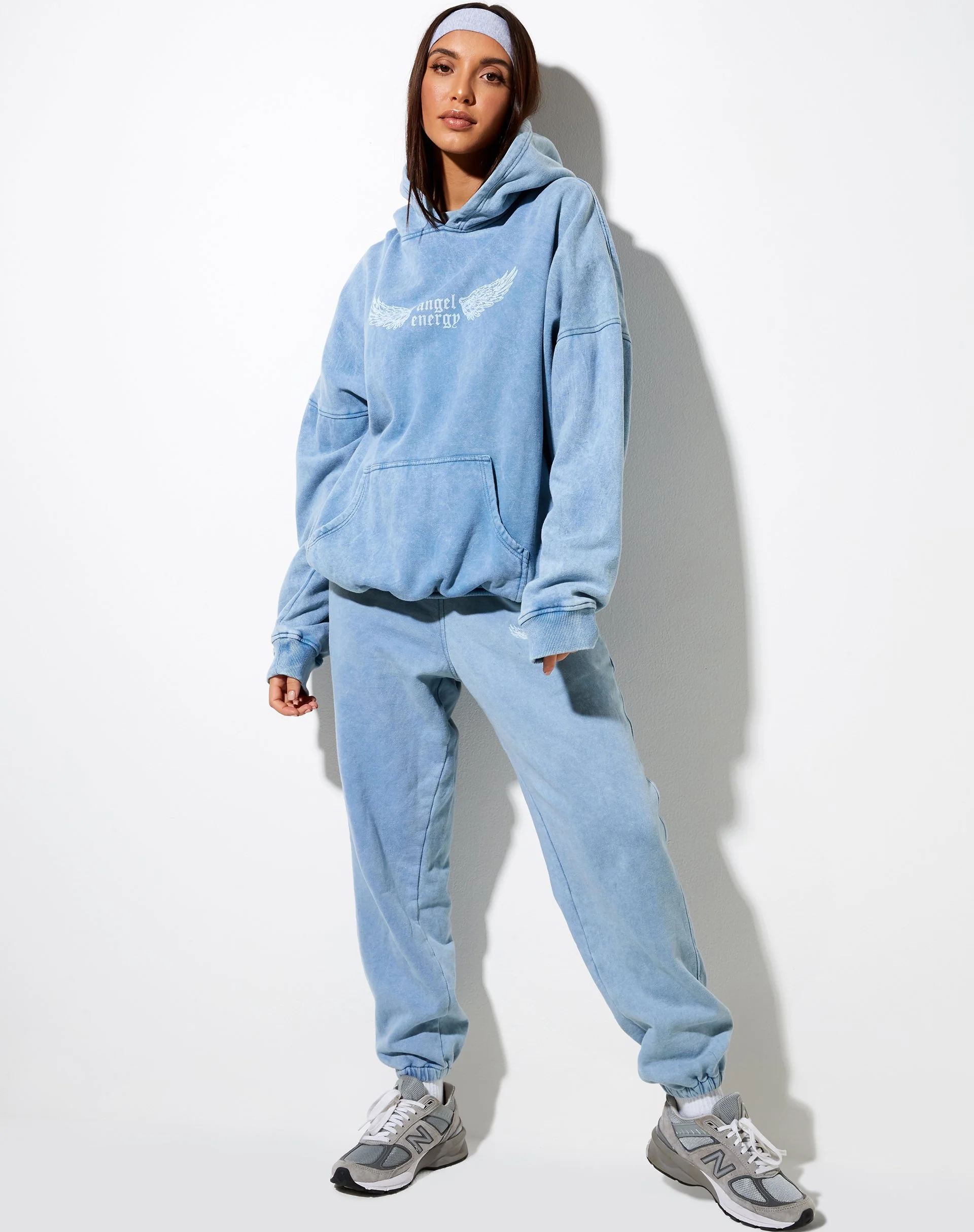 Oversize-Kapuzenpulli aus gewaschenem Blau mit 'Angel Energy'-Flügeln - Image 4