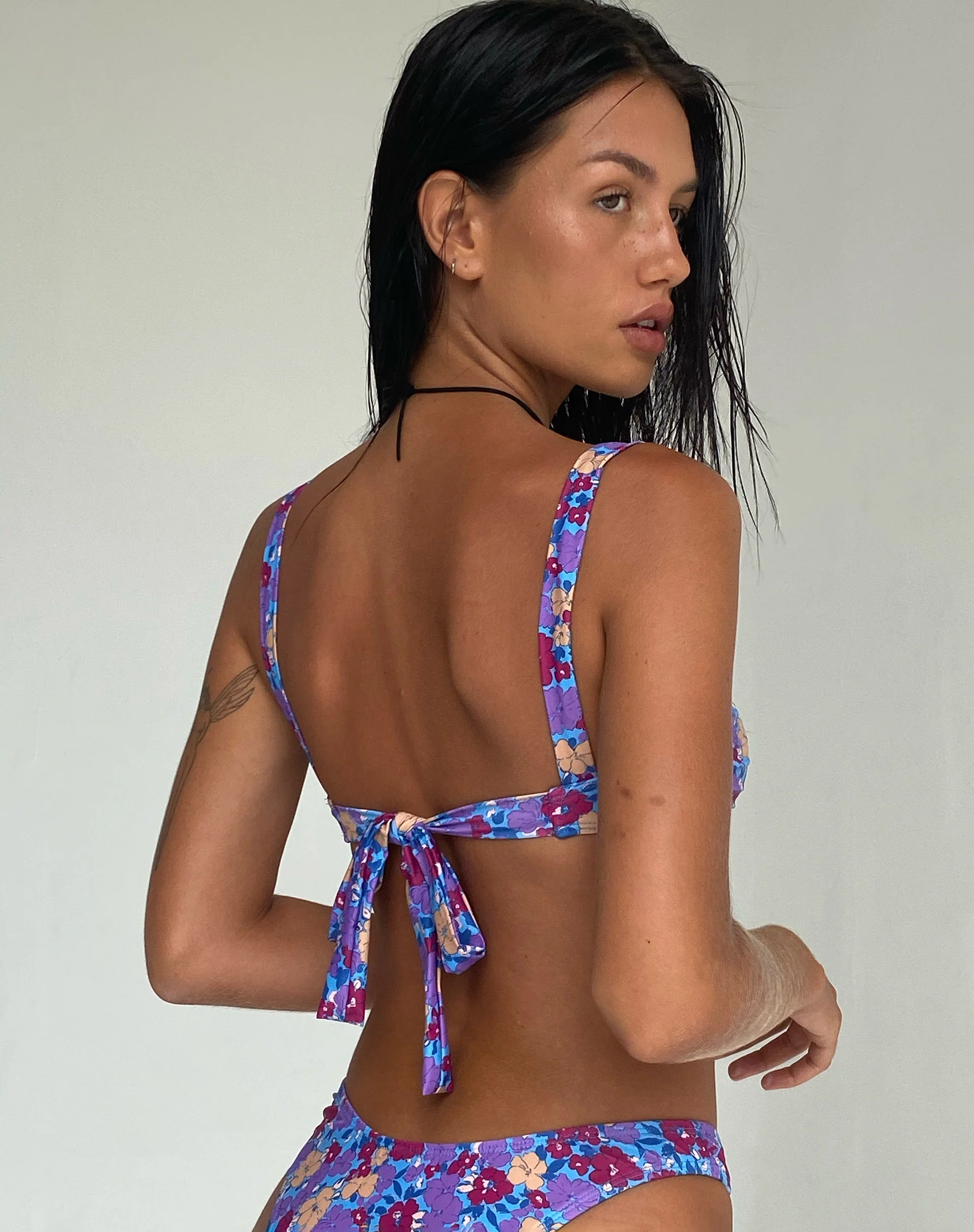 Pafri Bikini-Oberteil aus verwaschenen Blumen in Lila - Image 3