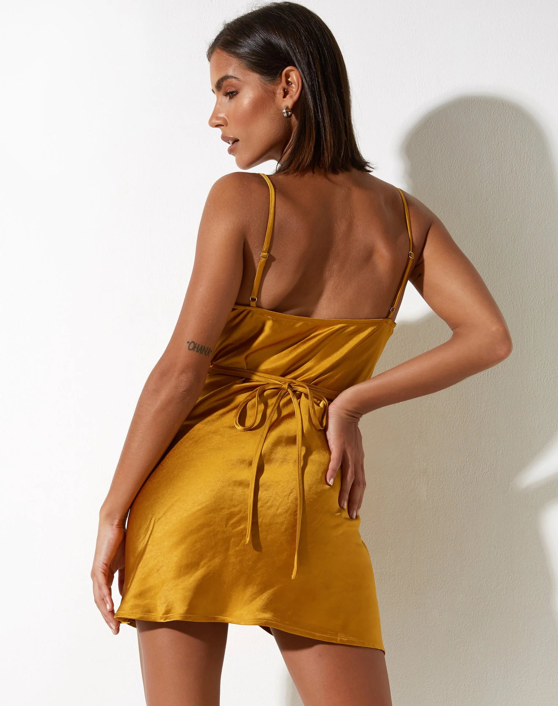 Paiva Slip-Kleid aus Satin Senf - Image 5